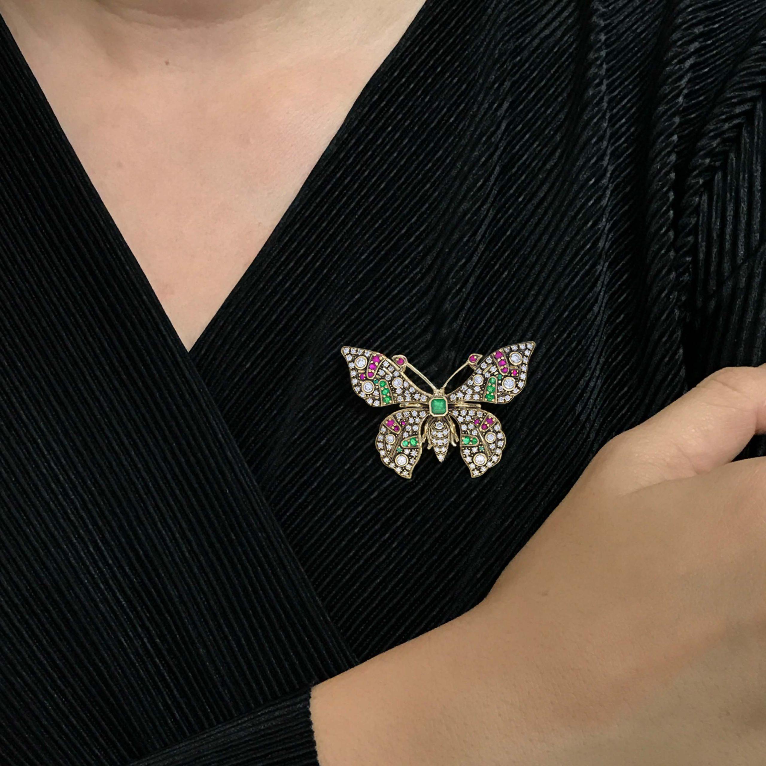 Broche en or jaune 14K avec papillon, style vintage, multi pierres précieuses en vente 1