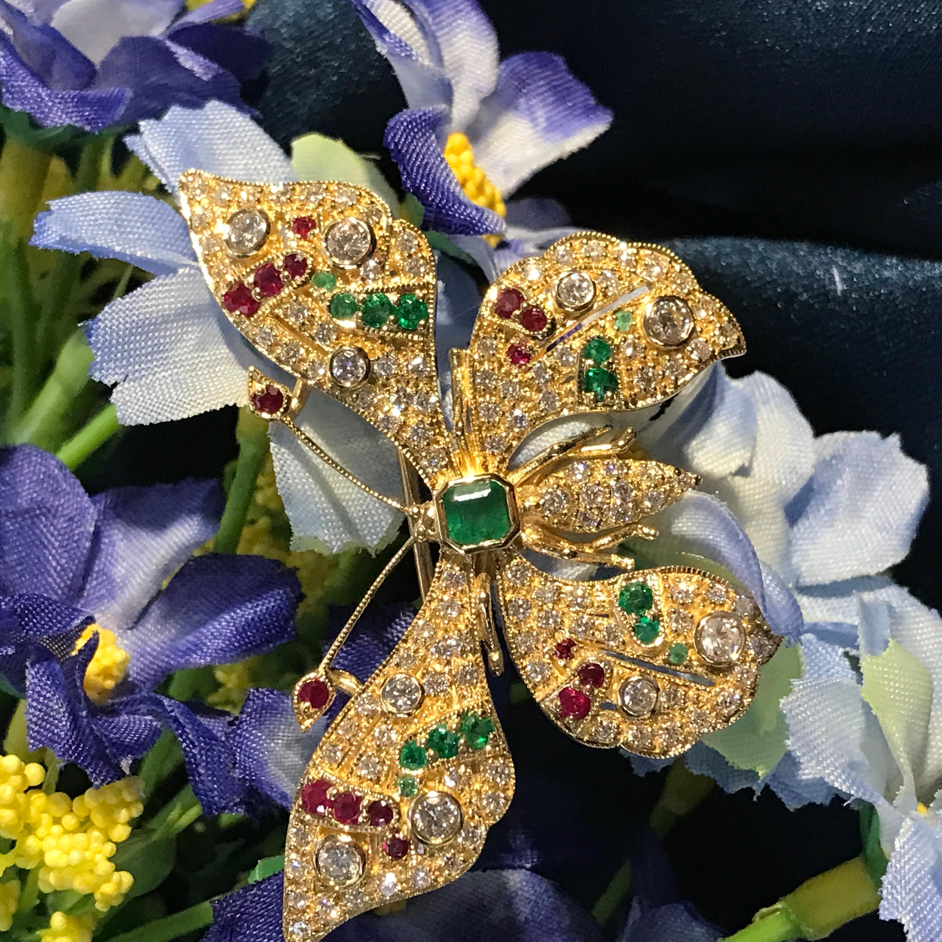 Spilla a farfalla in stile vintage con più pietre preziose in oro giallo 14 carati In condizioni Nuovo a Bangkok, TH