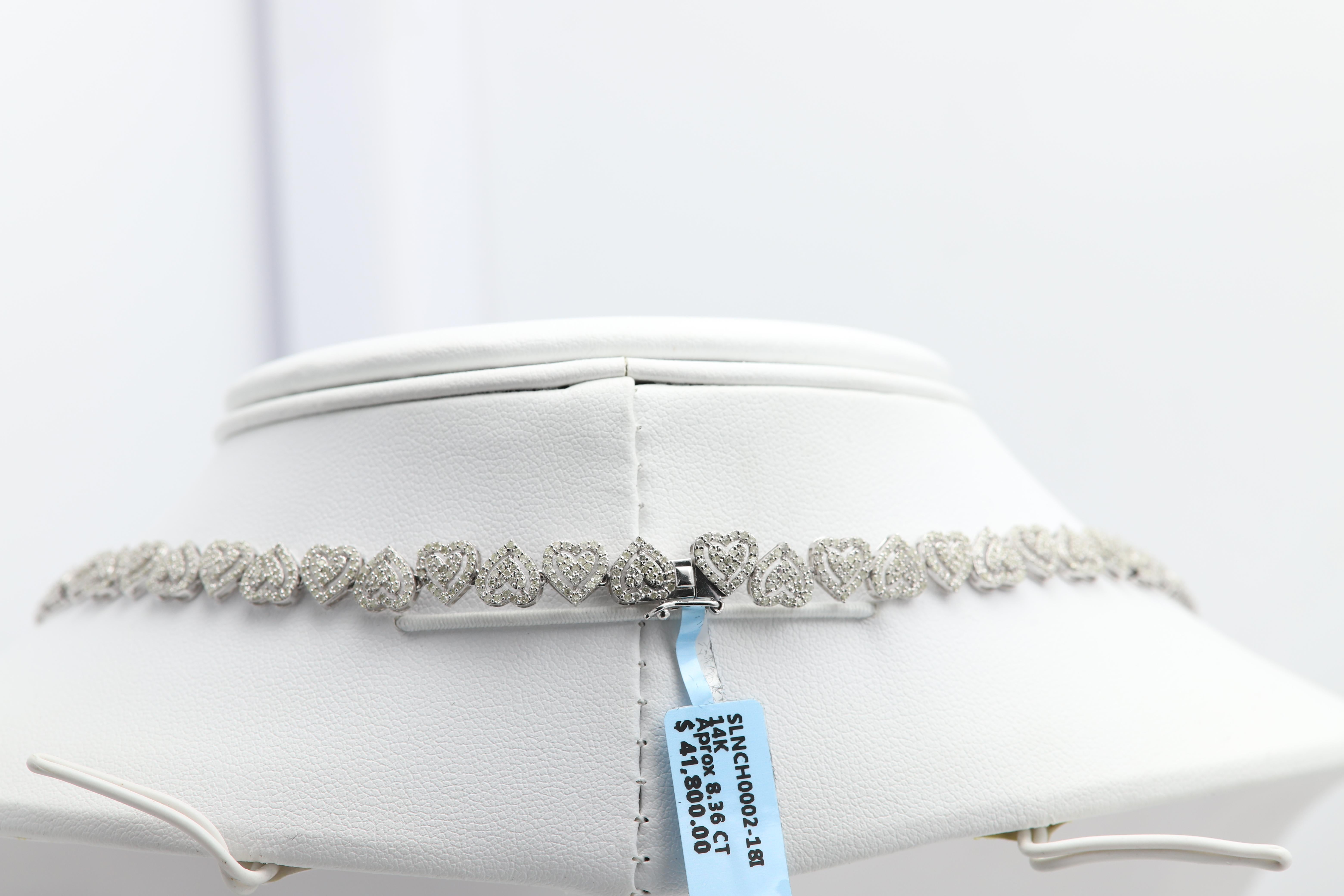 Collar de oro y diamantes
Formas de corazón, por todas partes.
Oro blanco de 14 quilates con todos los diamantes naturales 
Engaste en racimo, cada corazón mide aprox. 7 x7 mm
Estilo Cadena de eslabones Hearts 
Total Diamantes aprox 8,36 Quilates