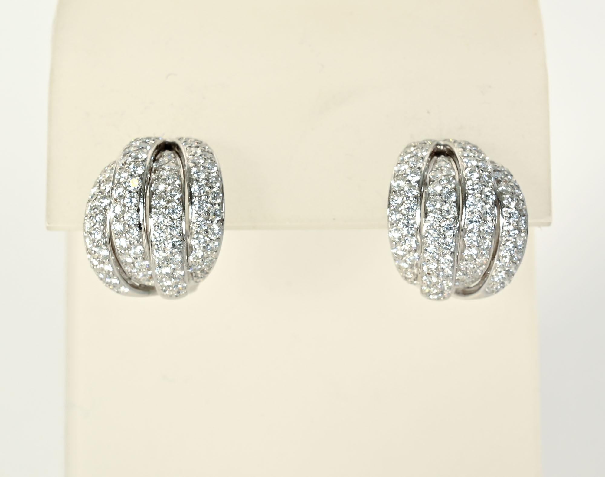 Questi orecchini di diamanti sono piccoli ma di grande impatto. Quattro cerchi sovrapposti in oro bianco mettono in mostra i 100 diamanti per un totale di 2,5 carati. Le pietre sono di qualità VS; colore H. I retro sono costituiti da pali e clip che