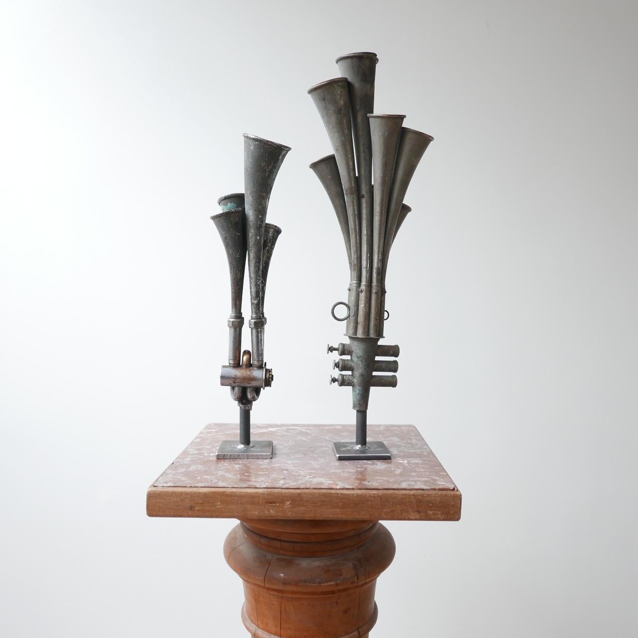 Ein Paar seltener Mehrhorntrompeten oder Autohörner.

Preis für das Paar. 

Wahrscheinlich Englisch, um 1900.

Montiert auf speziell angefertigten Schmiedeständern. 

Nicht mehr nur als dekoratives Zubehör verwendbar. 

   