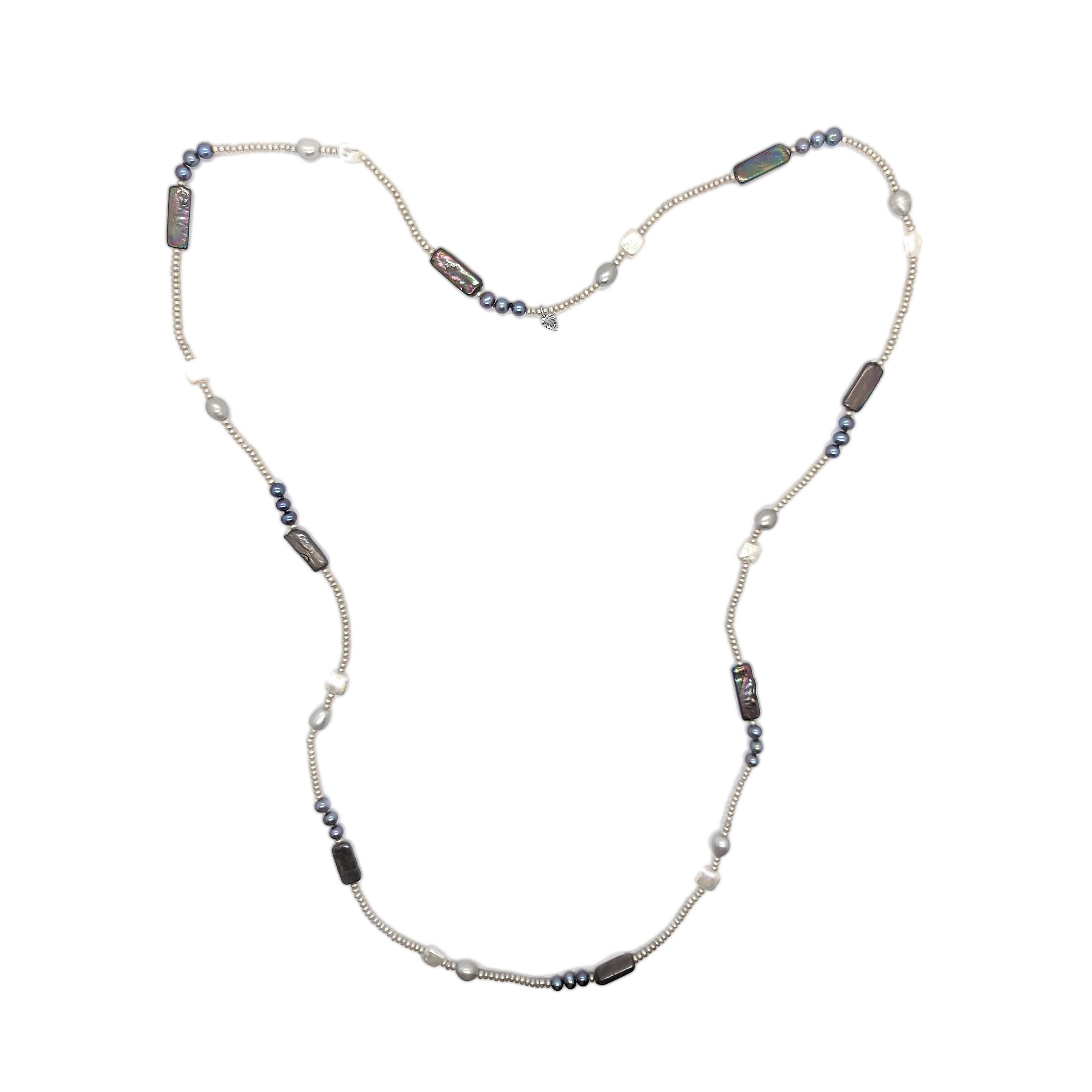 Artigiano Collana con pavone multicolore e perle bianche in argento sterling in vendita