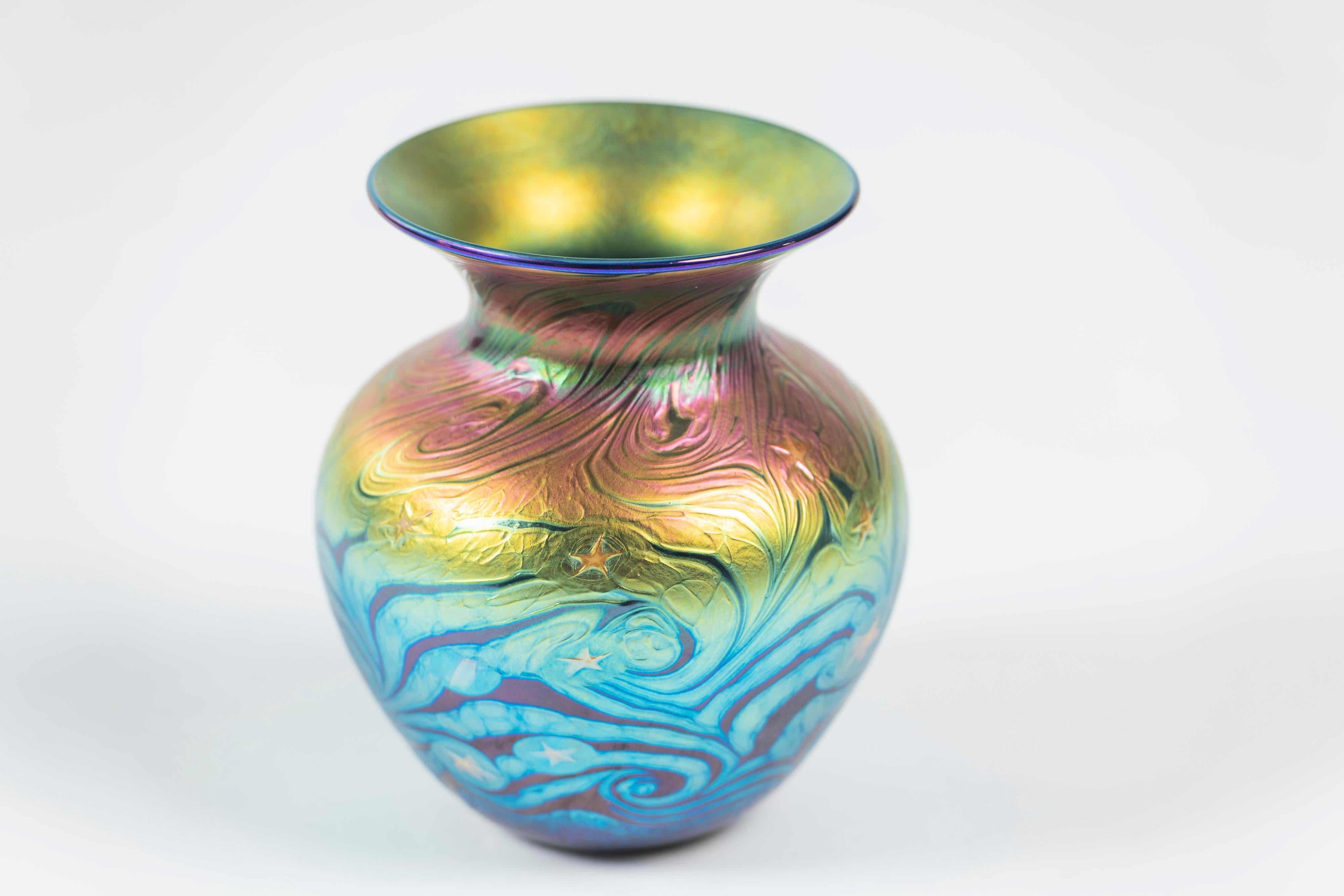 Moderne Vase d'art en verre tourbillonnant multi-iriscent,  Les studios Lundberg de Californie, signés  en vente