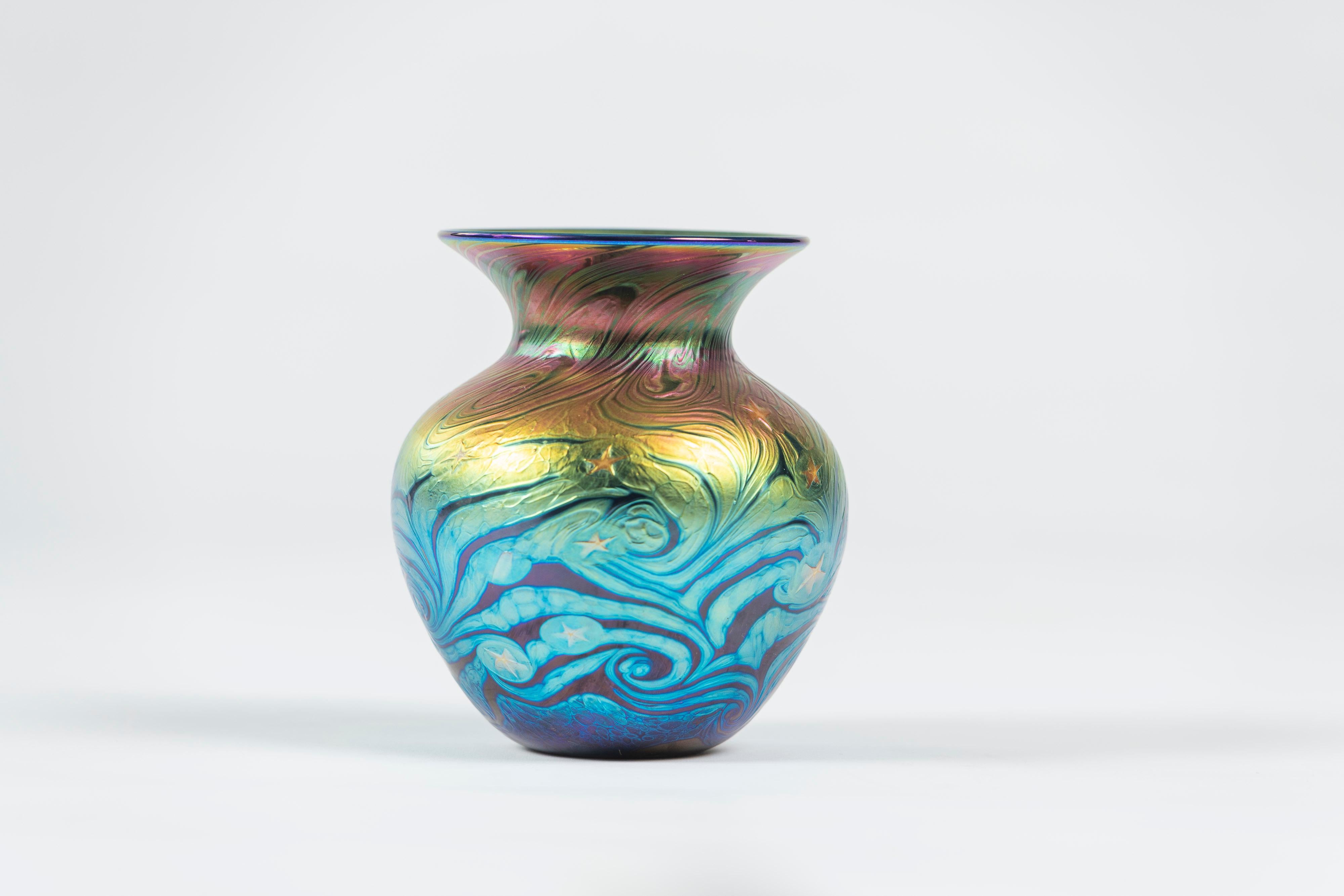 Américain Vase d'art en verre tourbillonnant multi-iriscent,  Les studios Lundberg de Californie, signés  en vente