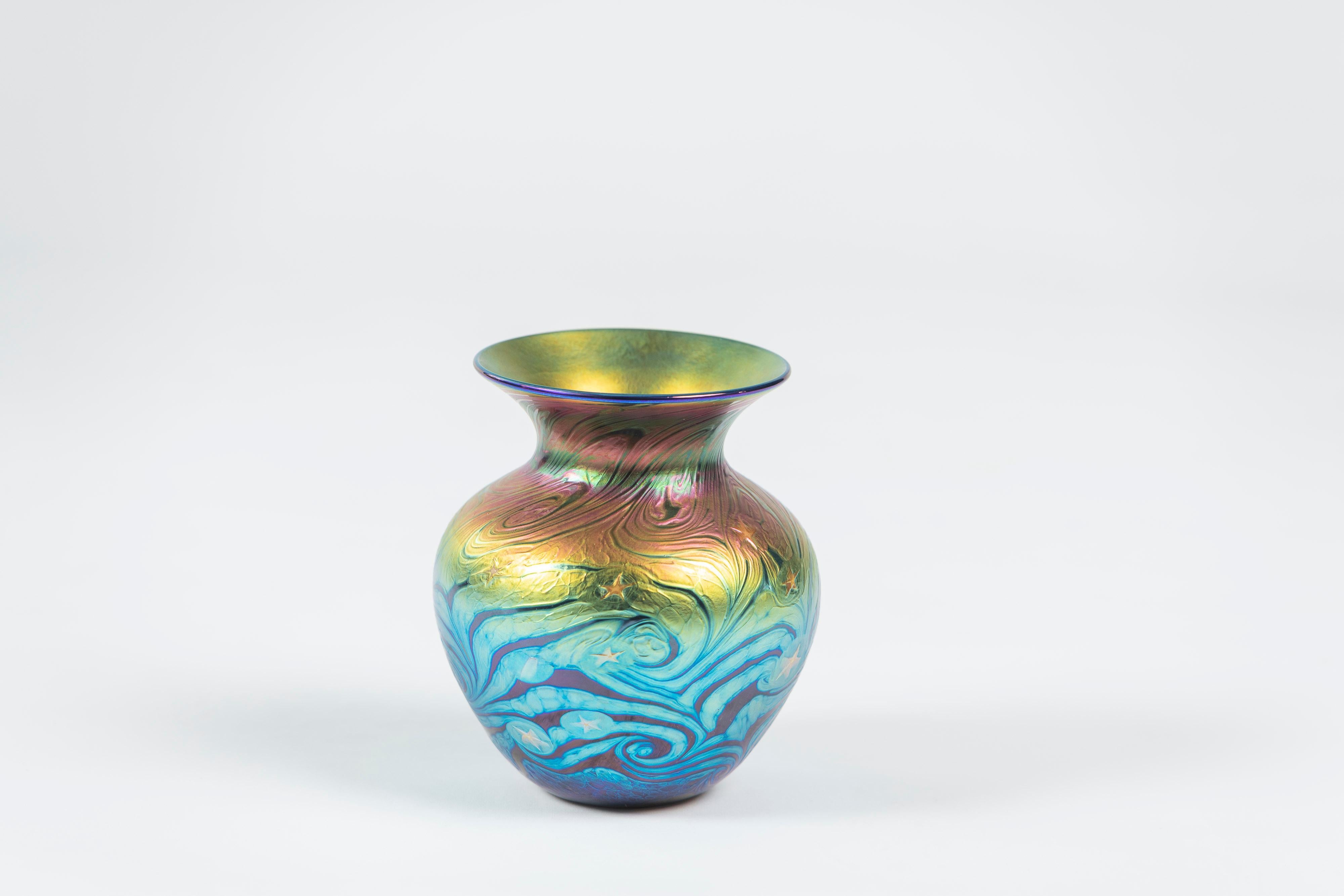 Vase d'art en verre tourbillonnant multi-iriscent,  Les studios Lundberg de Californie, signés  Bon état - En vente à San Francisco, CA