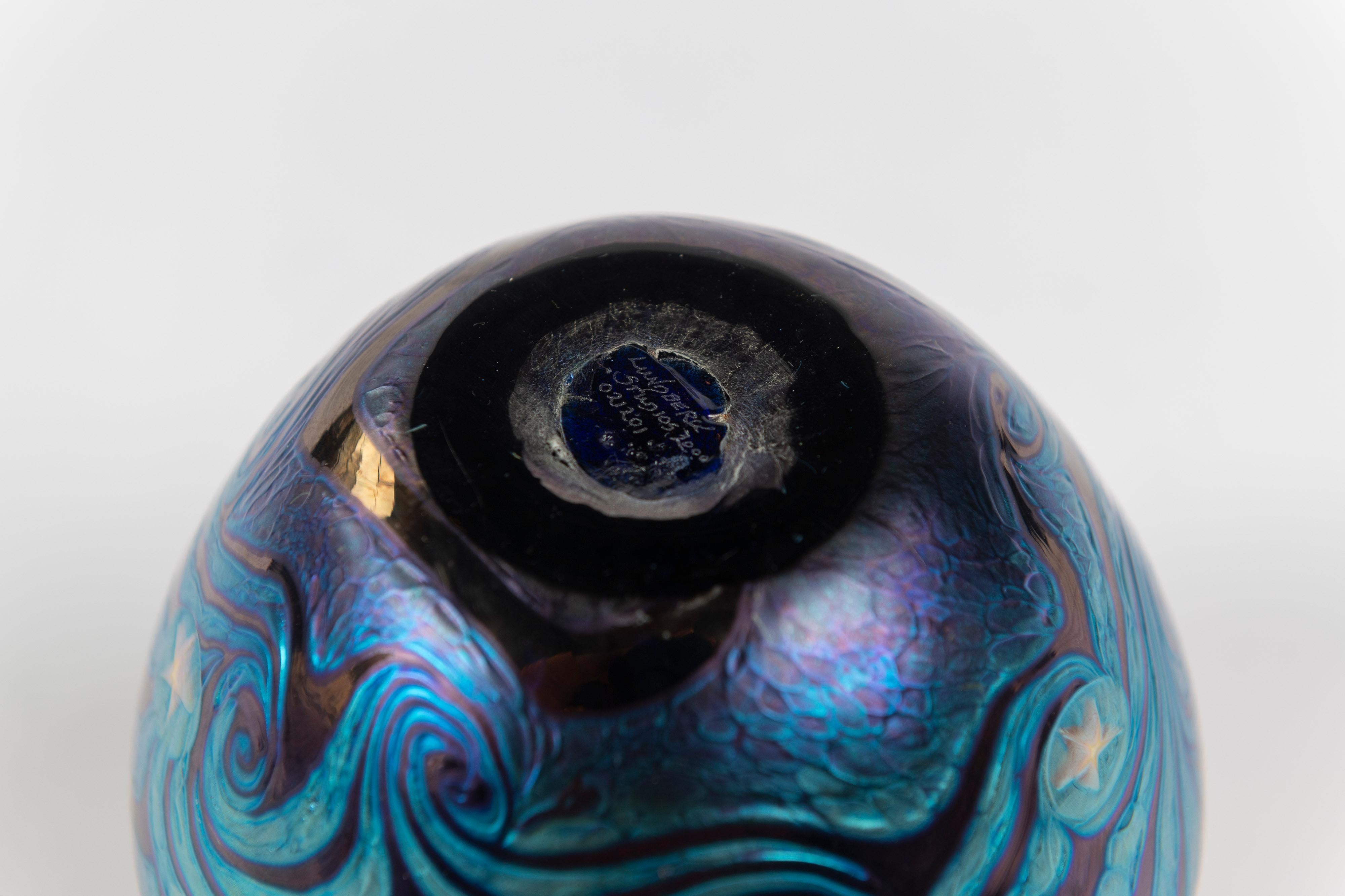 Multi-Iridescent Swirl Art Glass Vase, Lundberg Studios of California, Signed In Good Condition For Sale In San Francisco, CA