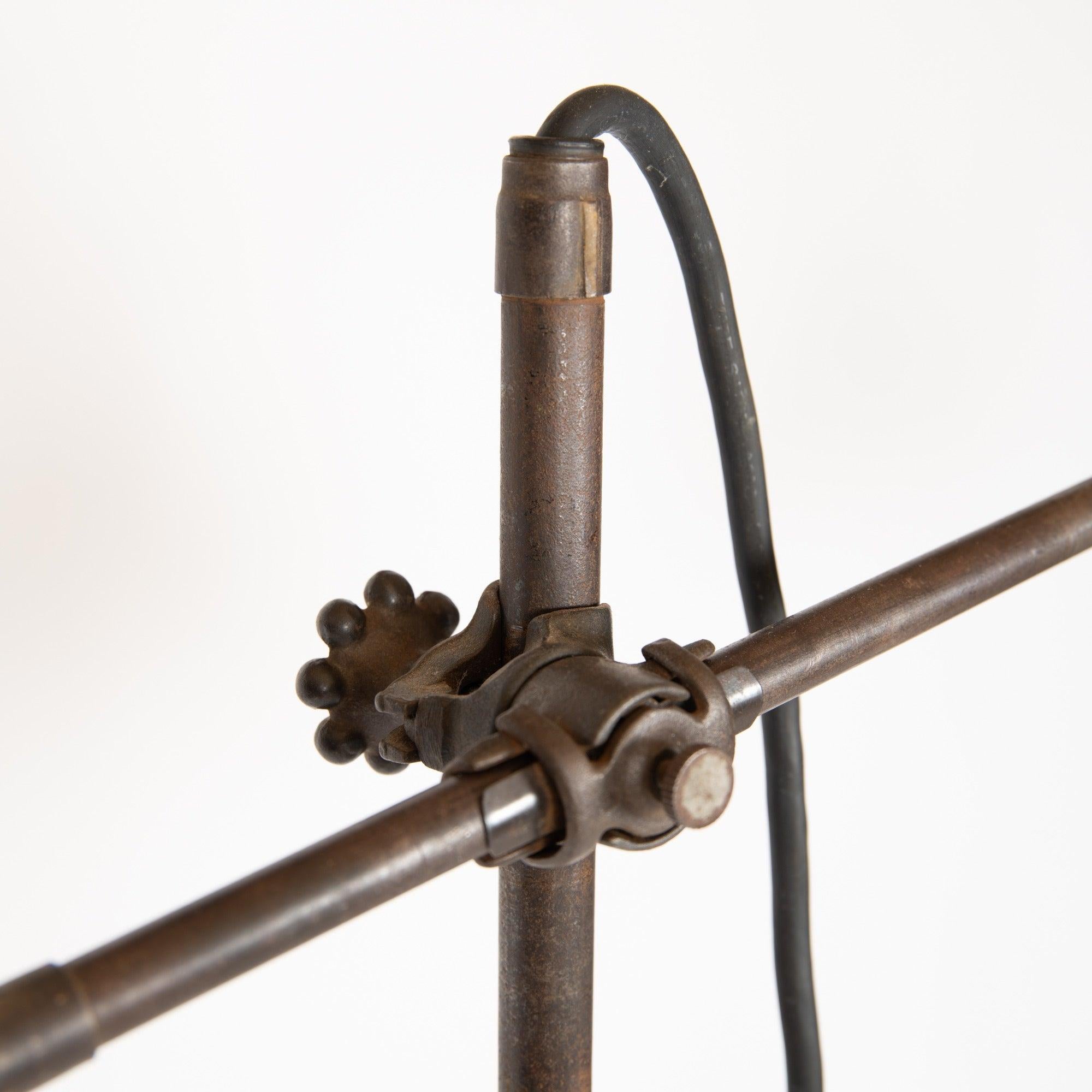 Seltene O.C. Weiße Stehlampe mit mehreren beweglichen Gelenken, die von einem 3-Zoll-Sockel aus massivem Stahlblech getragen werden, in dessen Kern sich ein gewölbtes Glasdetail befindet. Der Schirm ist von IP Frink und ist mit gewellten,