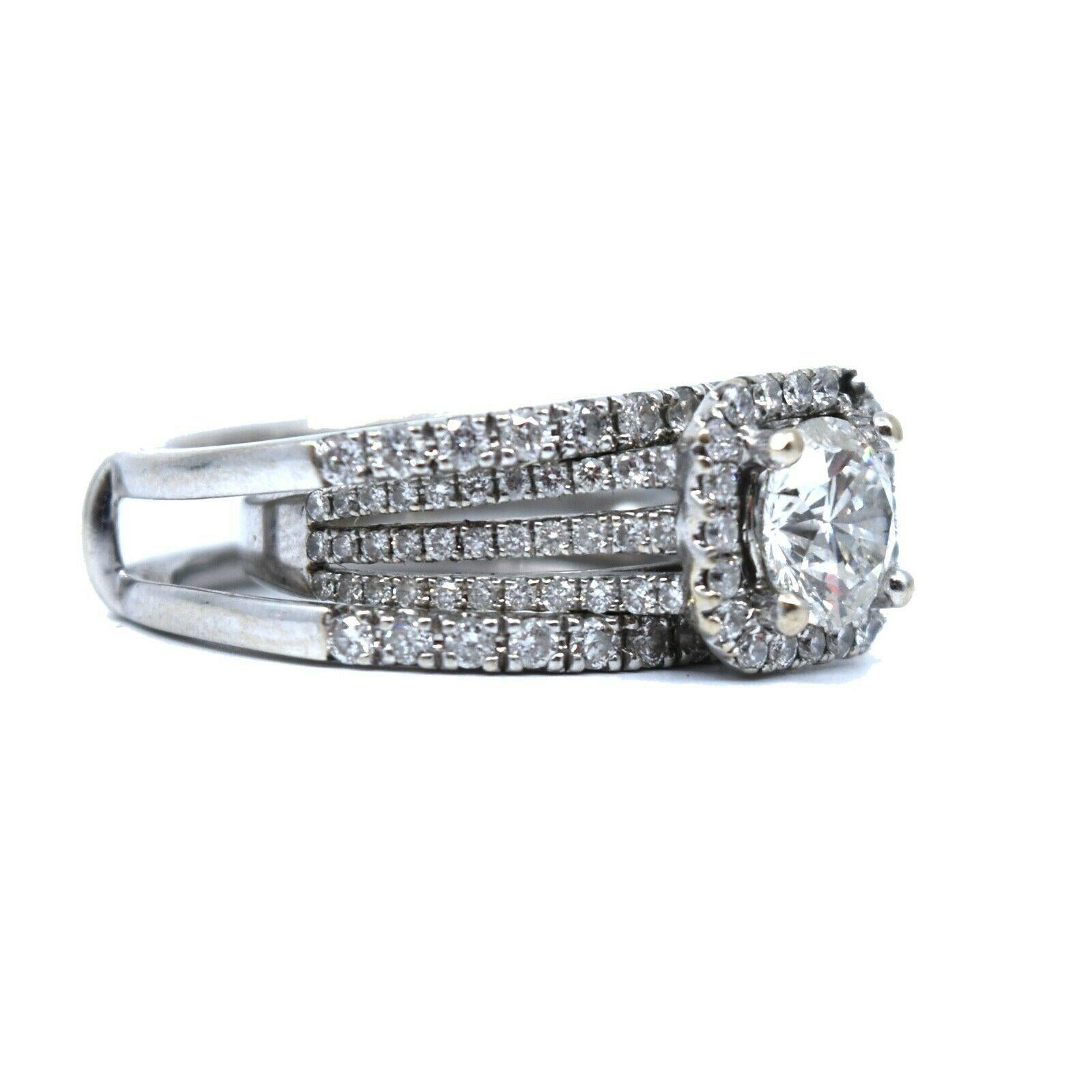 Bague de fiançailles halo de diamants ronds brillants multi-rangs en or blanc Bon état - En vente à Miami, FL