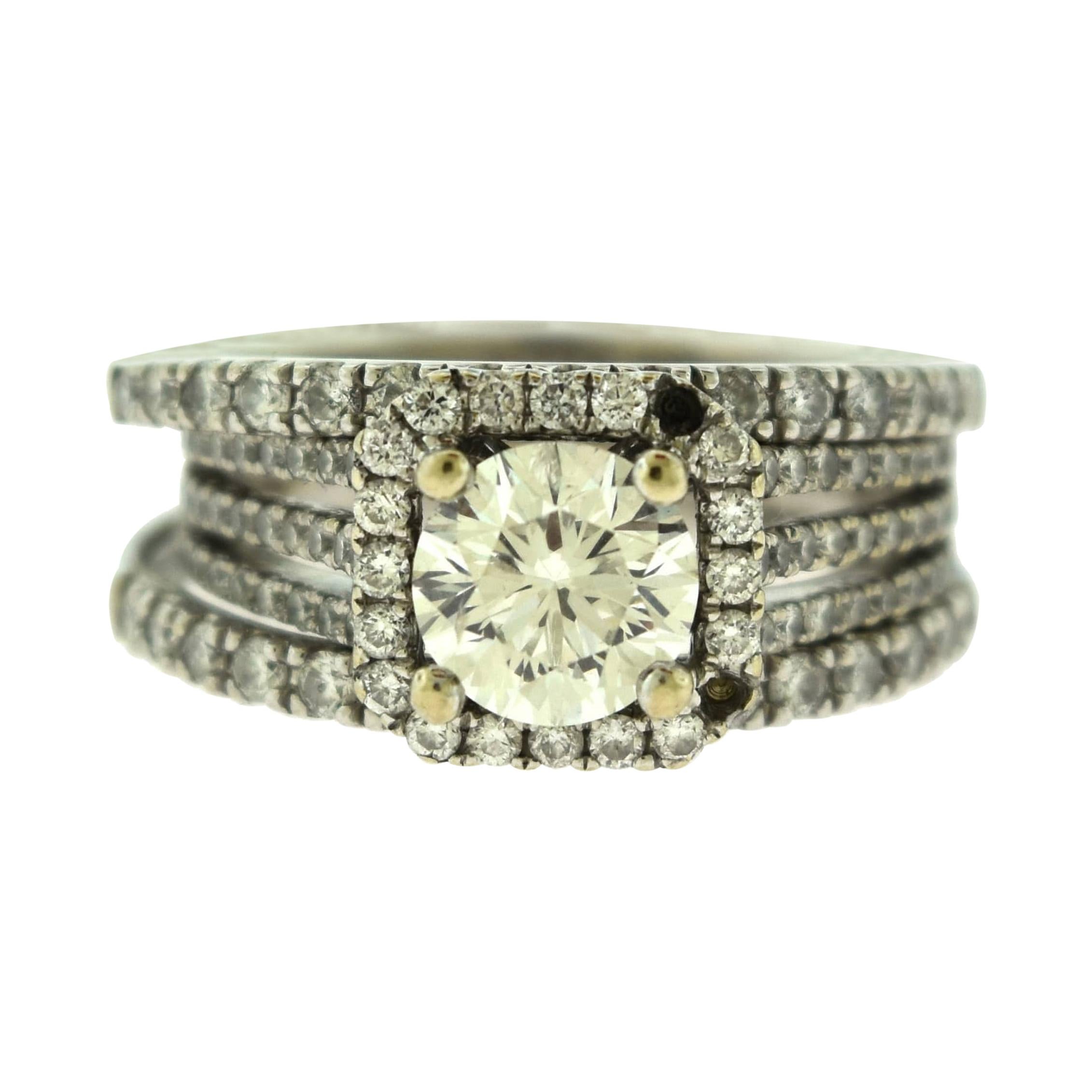 Bague de fiançailles halo de diamants ronds brillants multi-rangs en or blanc en vente