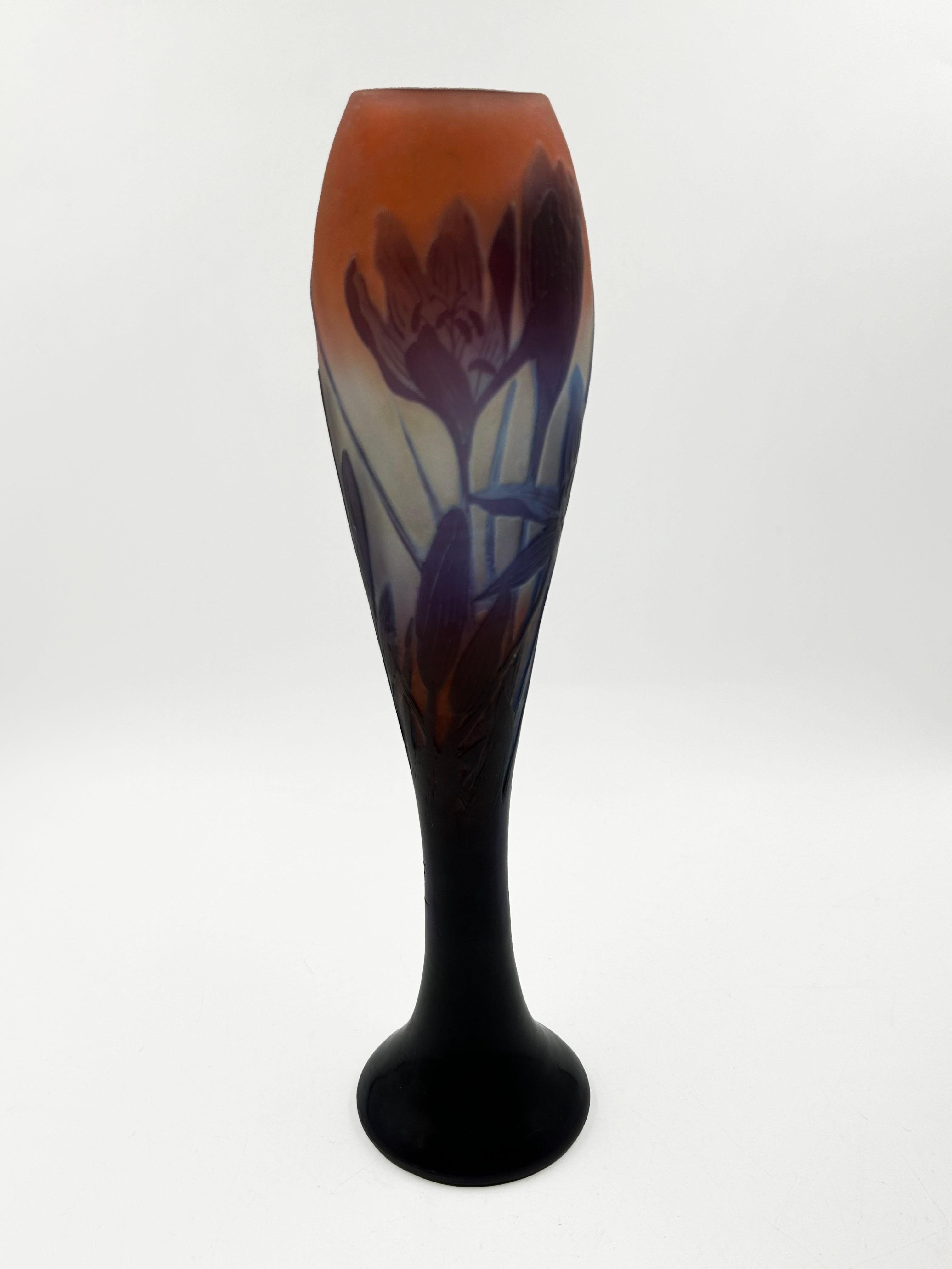 Vaso solifilo in vetro multistrato decorato con fiori di zafferano, di Emile Gallé
Squisito vaso Art Nouveau in vetro multistrato inciso all'acido, decorato con fiori di zafferano nei toni del viola e dell'arancio su uno sfondo sfumato. Il pezzo