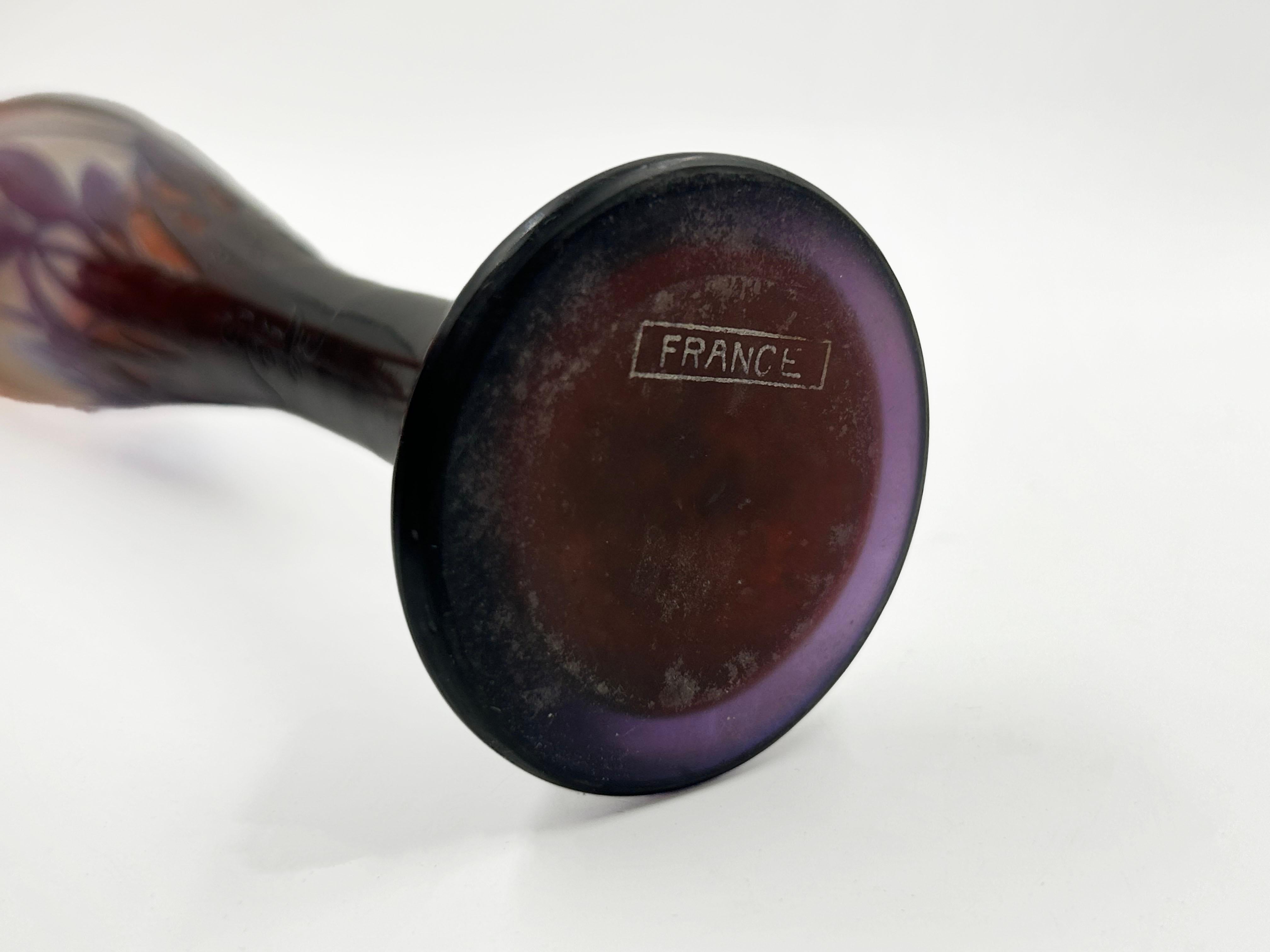 Francese Vaso solifilo in vetro multistrato decorato con fiori di zafferano, di Emile Gall in vendita