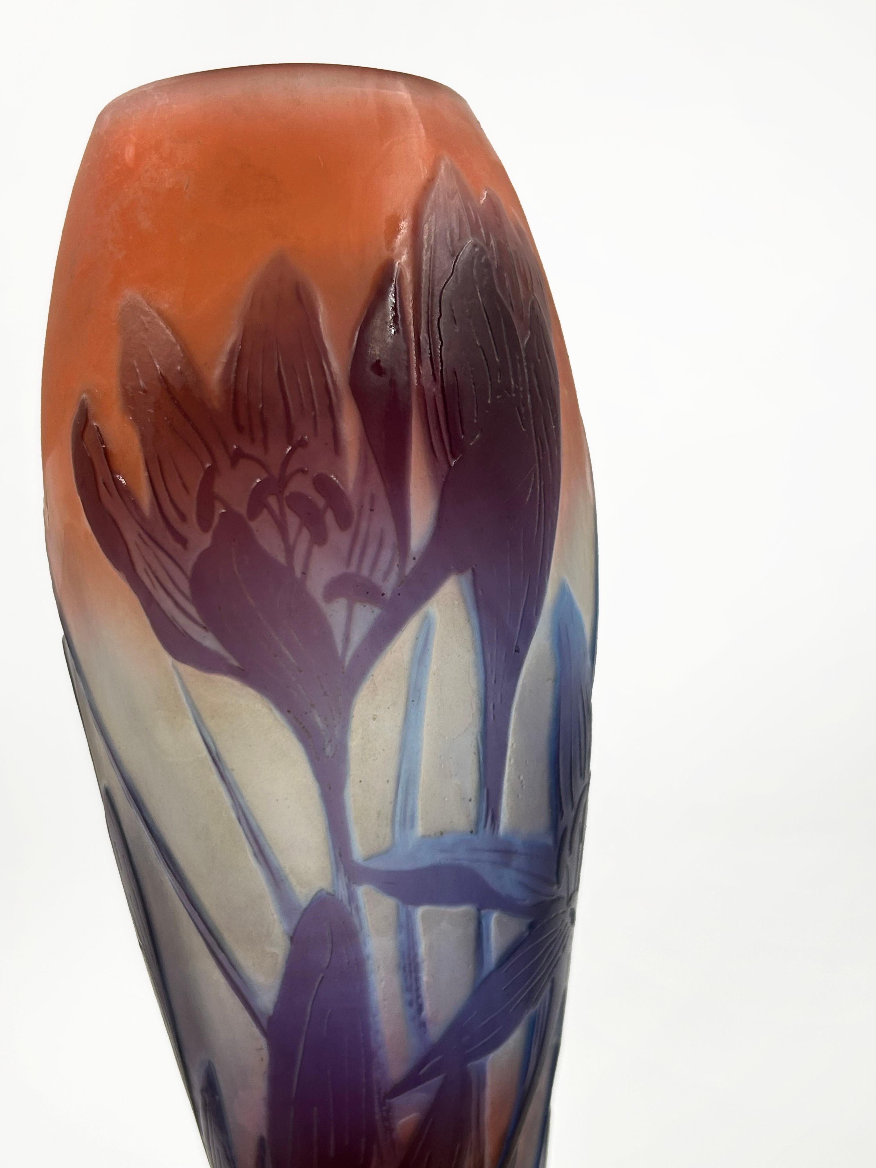 Fatto a mano Vaso solifilo in vetro multistrato decorato con fiori di zafferano, di Emile Gall in vendita