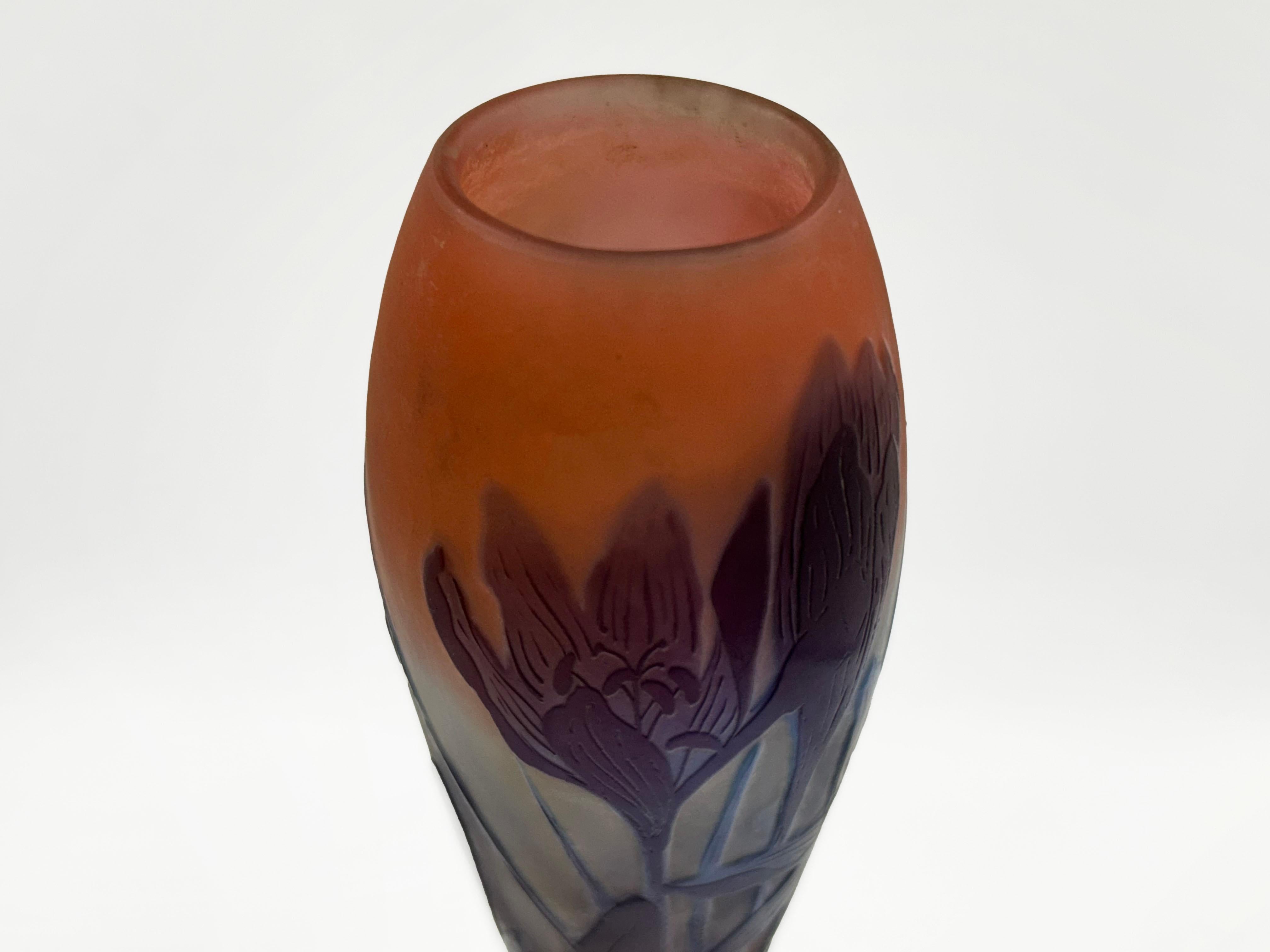 XIX secolo Vaso solifilo in vetro multistrato decorato con fiori di zafferano, di Emile Gall in vendita