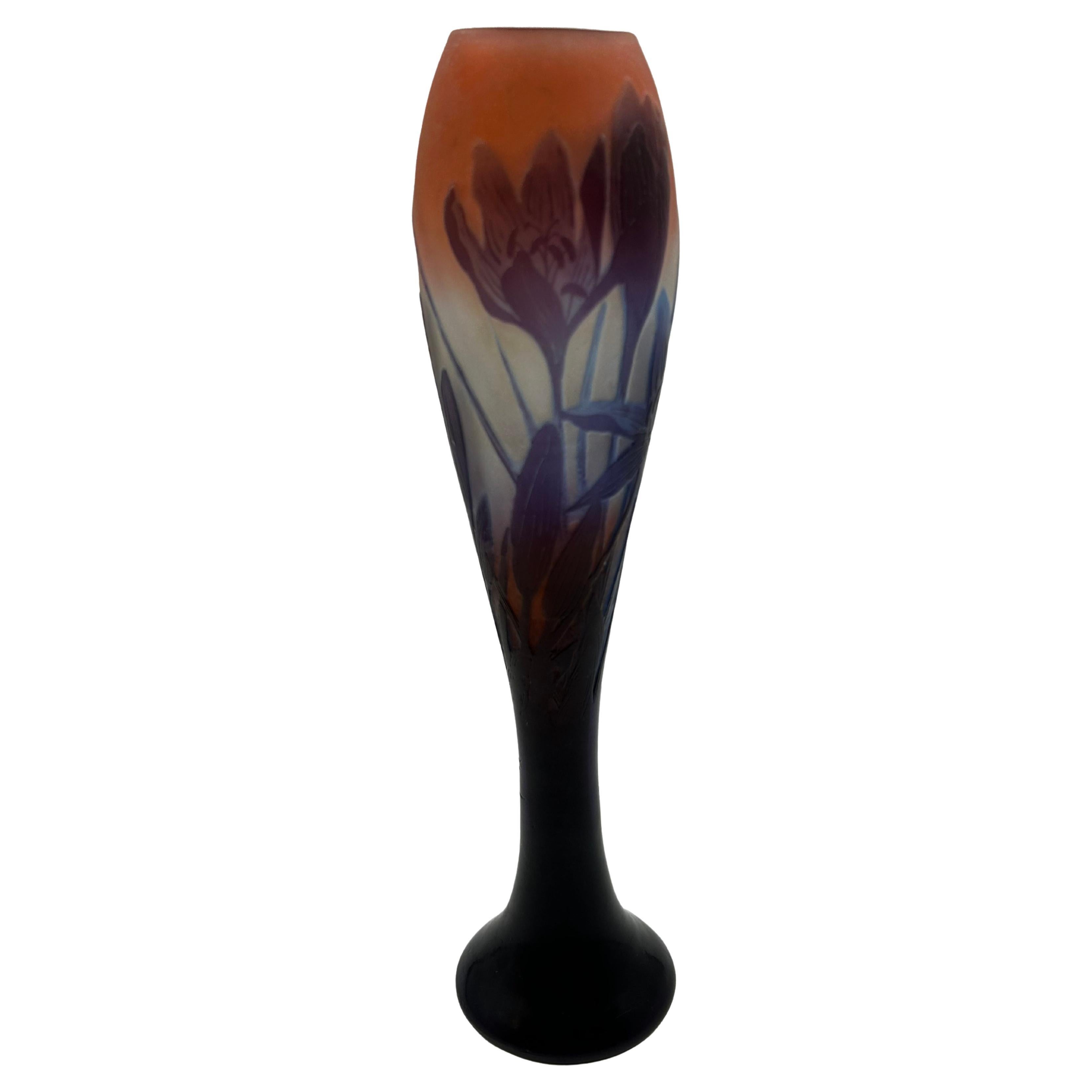 Vaso solifilo in vetro multistrato decorato con fiori di zafferano, di Emile Gall in vendita