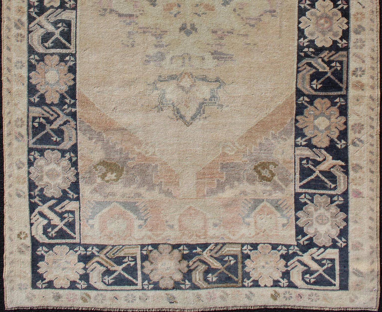 Vintage Oushak Rug in Tan & Navy Blue With Floral Medallion Design and Sub Geometric Border in boteh and botanical motifs. Keivan Woven Arts/ rug EN-179353, country of origin / type: Turkey / Oushak, circa 1940.

Measures:4 x 6'5

This striking