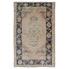 Mehrschichtiger türkischer Oushak-Teppich mit Medaillon in Creme und Mitternachtsblau