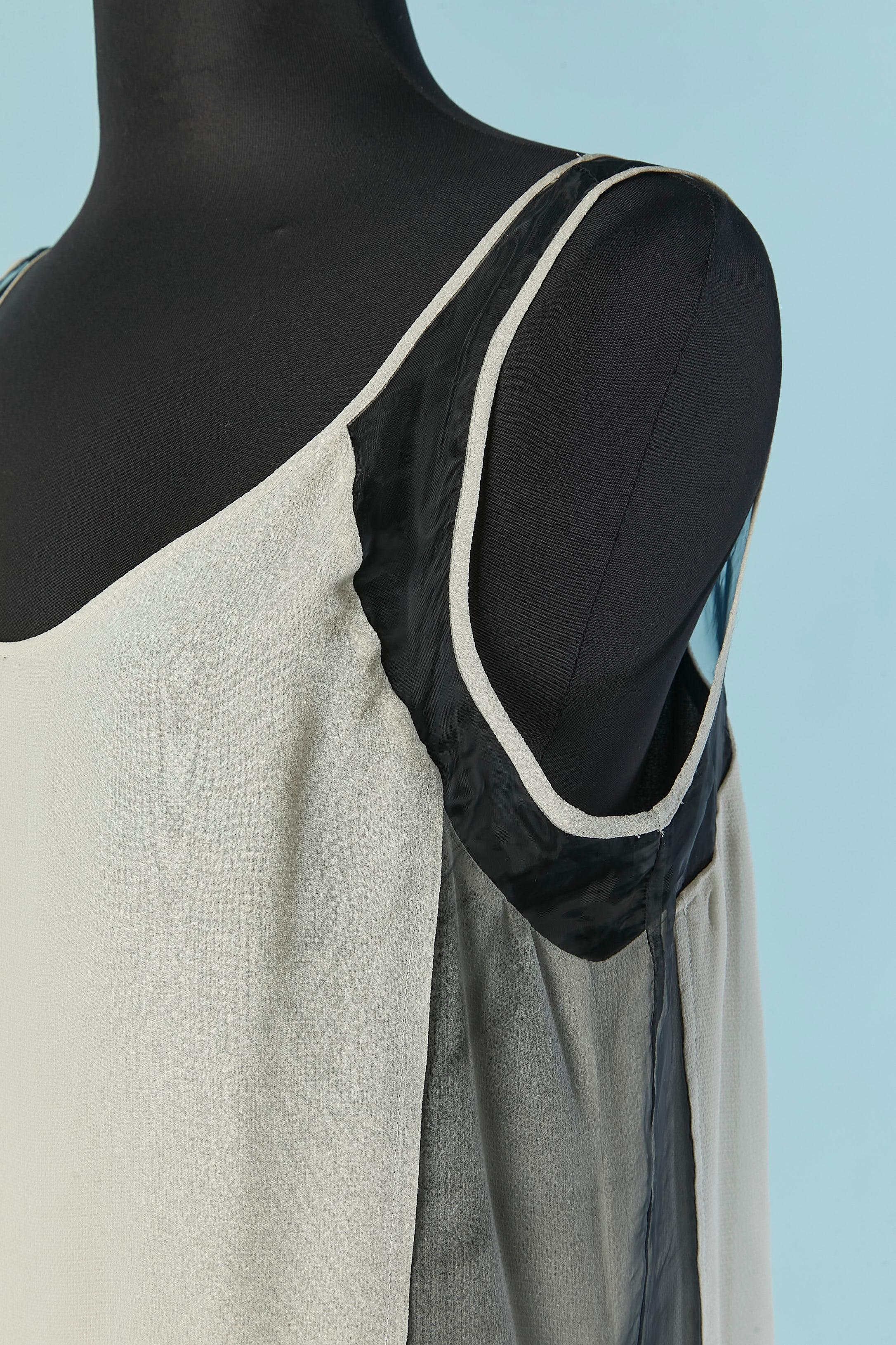 Robe colorée sans manches Multi-lays. Composition du tissu : polyester et soie
Taille 4 sur l'étiquette mais convient à M 