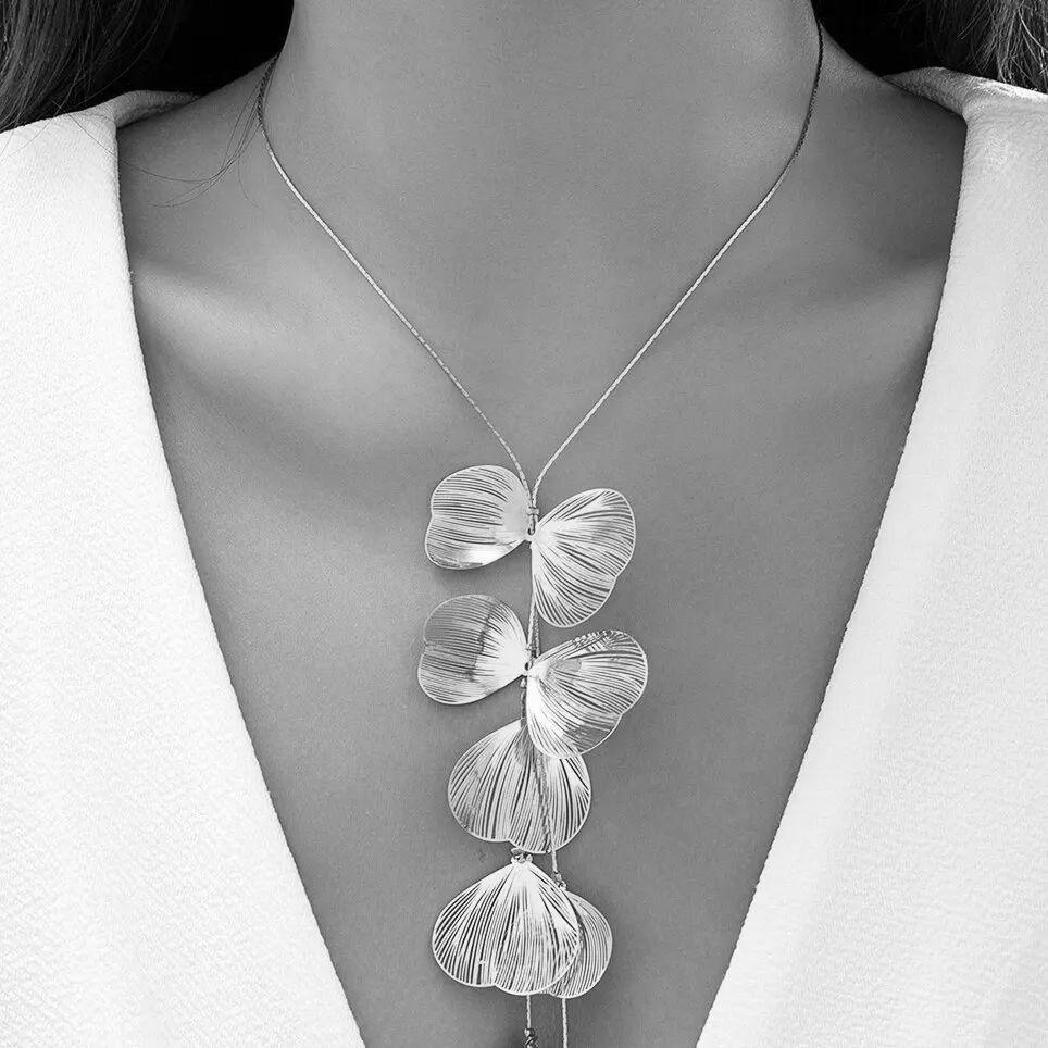 Moderno Collana con ciondolo vintage a goccia con design a più foglie in argento e rame in vendita