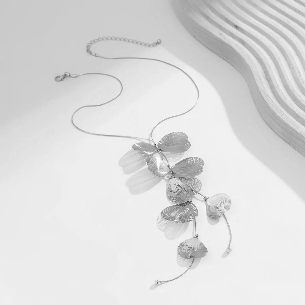 Collana con ciondolo vintage a goccia con design a più foglie in argento e rame In condizioni ottime in vendita a Montreal, QC