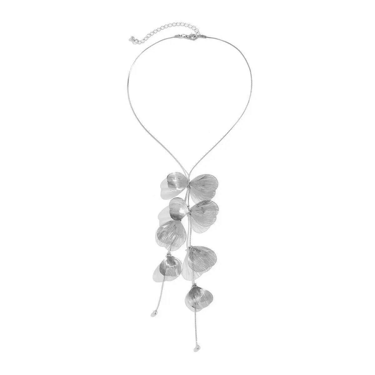 Collana con ciondolo vintage a goccia con design a più foglie in argento e rame in vendita 1