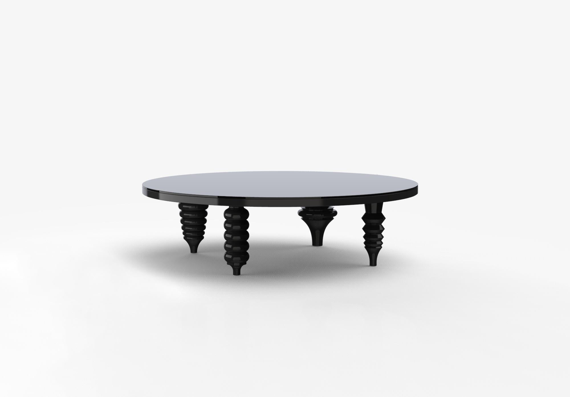 Der Multileg-Tisch entstand auf naheliegende Weise aus dem Multileg-Schrank. Mit denselben Beinen entwarf Jaime vier Tischplatten und verwandelte sie in funktionale skulpturale Mittelstücke.

Sockel aus MDF. Glasplatte von 8 mm auf der Unterseite