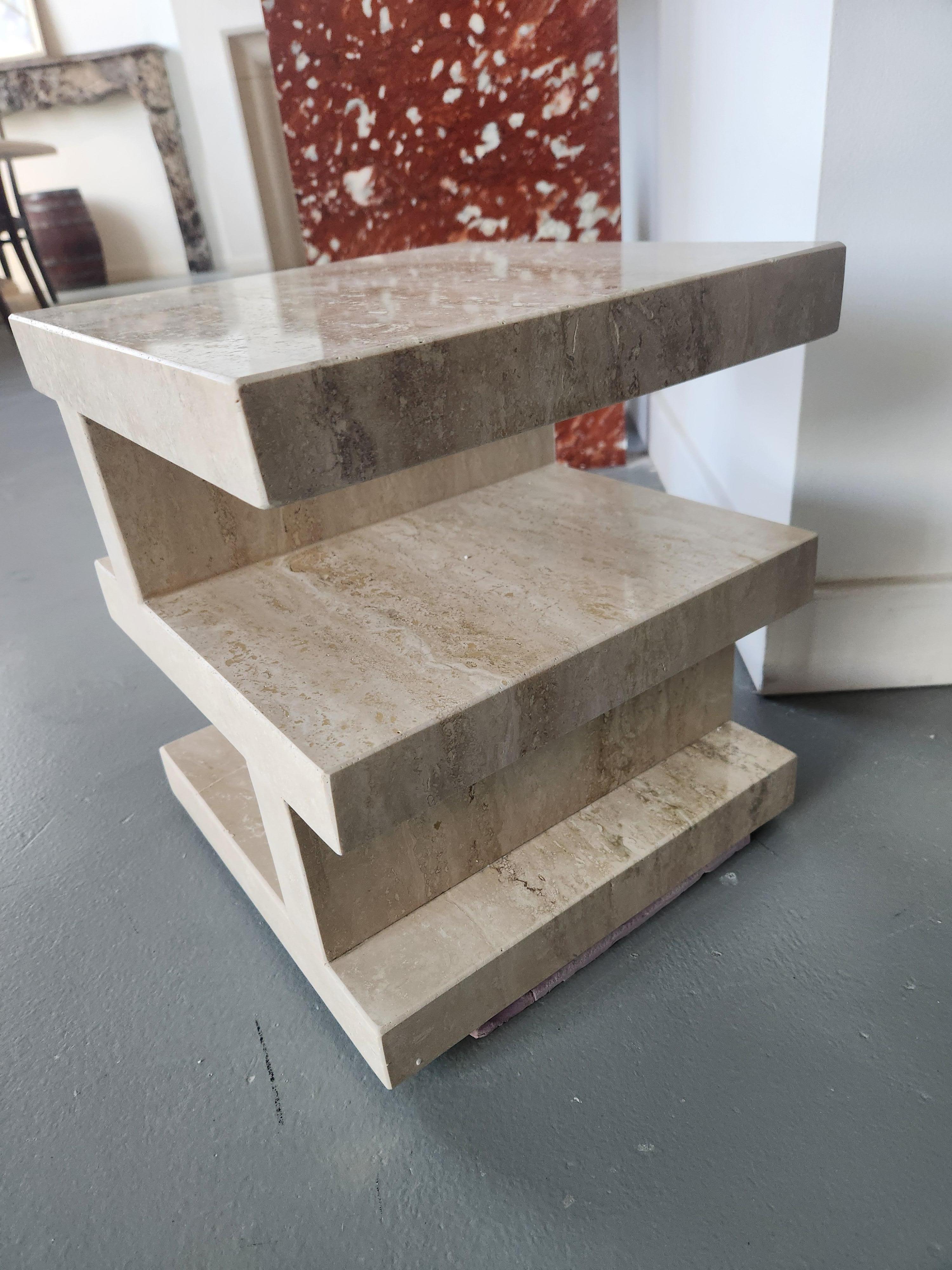 Dieser mehrstöckige, moderne Tisch aus Travertin bietet mehrere Stellflächen für kleine Kunstgegenstände und auf der Oberseite viel Platz für ein Getränk oder ein Buch.  Er ist aus einem gefüllten und polierten, warmtonigen, creme-beigen Travertin