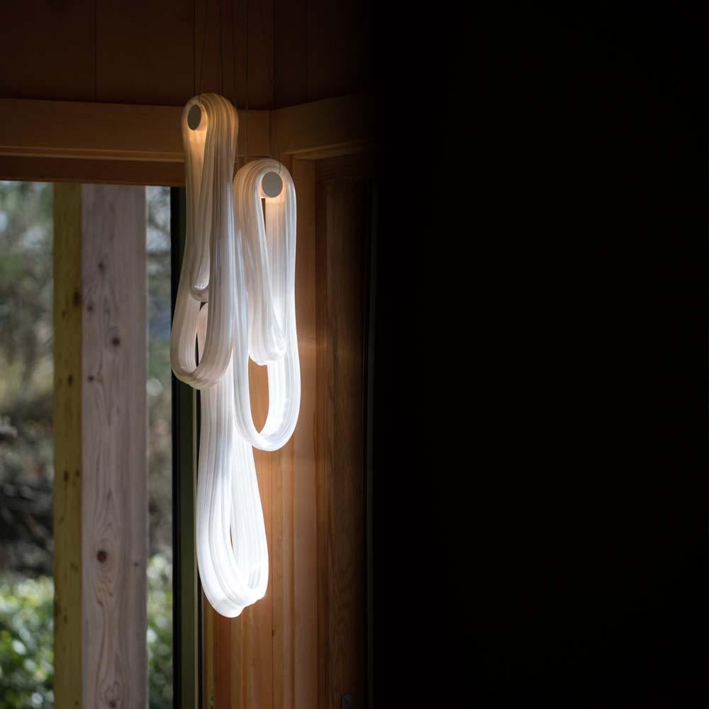 To whom has ever visited and watched glass blowing will be amazed by the glass rubans of this BOCCI 87 Serie multi-light suspension, giving a sense of craft, softness and elegance to this piece.
Soda water is used to trap air in a super heated glass
