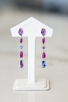 Boucles d'oreilles linéaires multi-lignes avec saphirs bleus, violets et roses et rubis