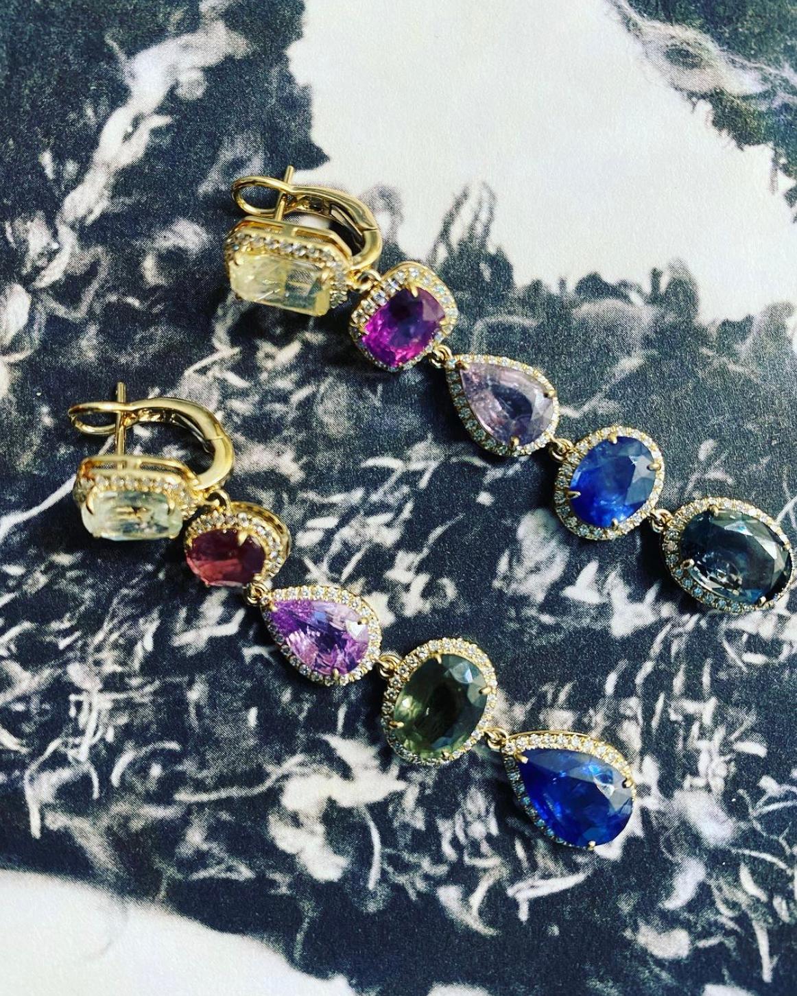 Mehrreihige Ohrringe mit Regenbogen-Saphiren und Diamanten für Damen oder Herren im Angebot