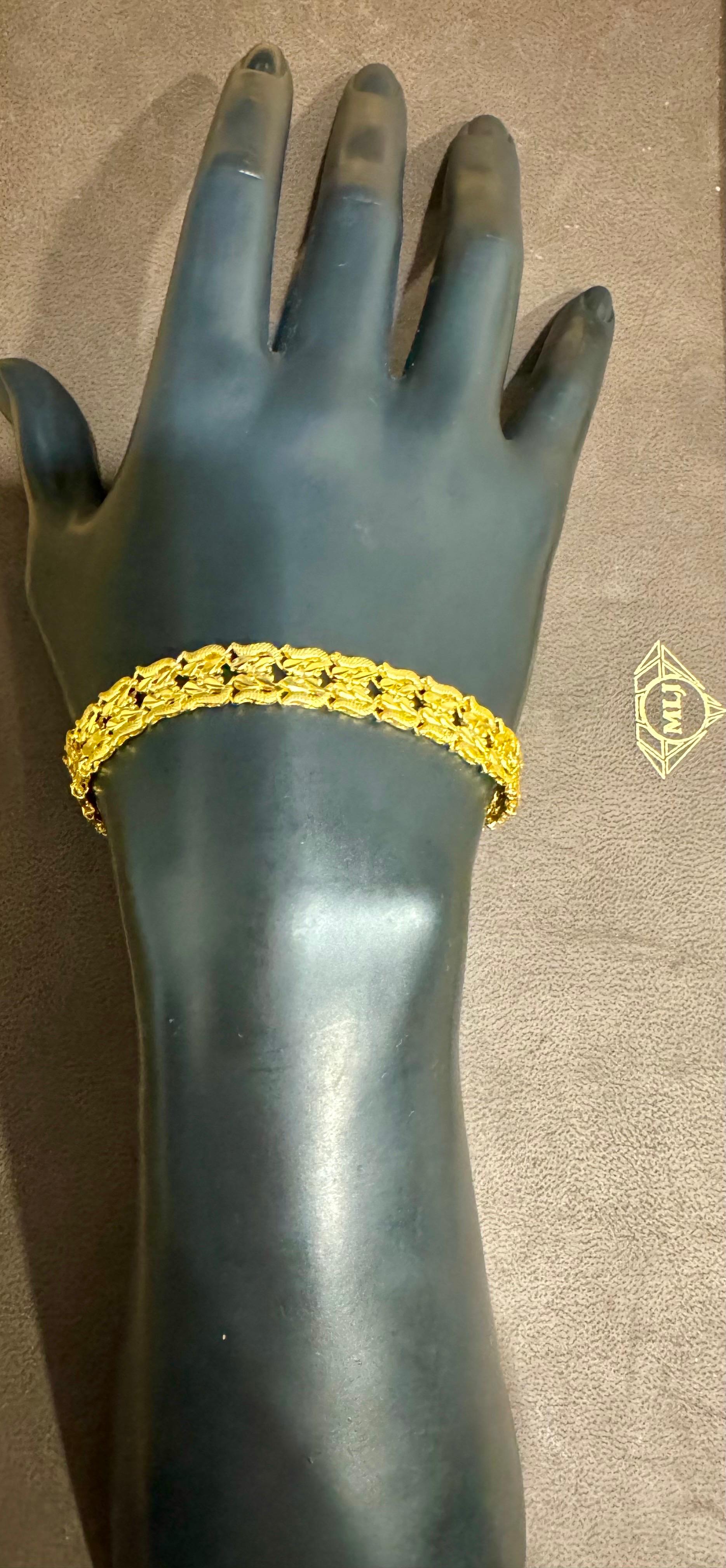 Fait à la main 24 Karat  Bracelet à maillons en or jaune pur, 15.6 Gm, longueur 7 pouces bracelet long
Un bracelet en or pur très rare. 
Le poids du bracelet est de 15,4  Grammes . 
Estampillé 9999
Fermoir à crochet en forme de S
9,3 mm de
