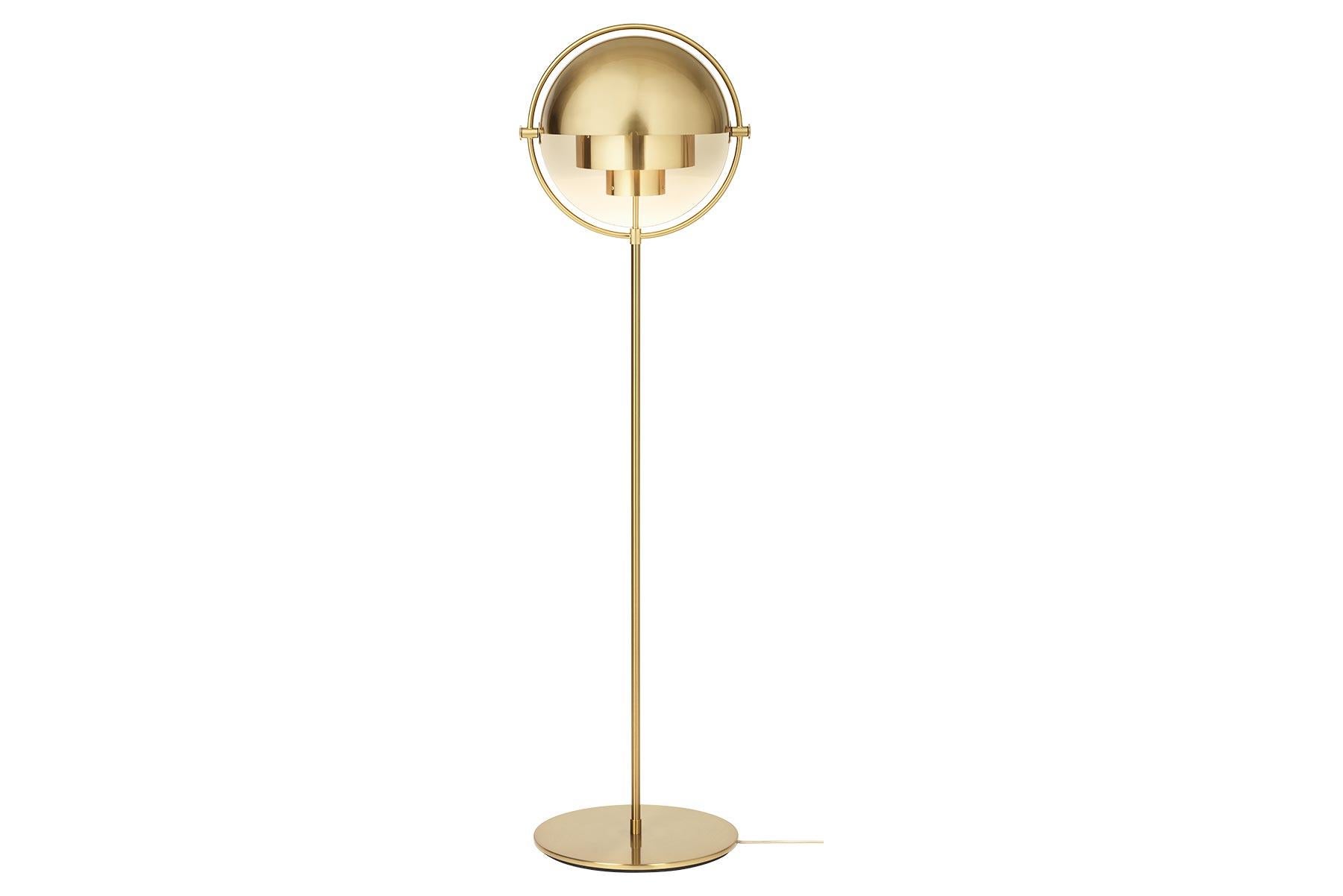 Le lampadaire Multi-Lite incarne l'âge d'or du design danois avec sa forme caractéristique de deux extérieurs opposés, des abat-jour mobiles qui permettent de créer une installation personnelle et une large gamme de valeurs d'éclairage dans une