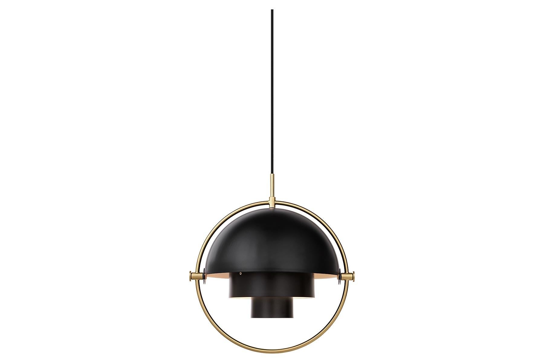 Die Multi-Lite Pendelleuchte erinnert an die goldene Ära des dänischen Designs mit ihrer charakteristischen Form zweier gegenüberliegender, beweglicher Schirme, die eine persönliche Installation und eine breite Palette von Beleuchtungswerten in