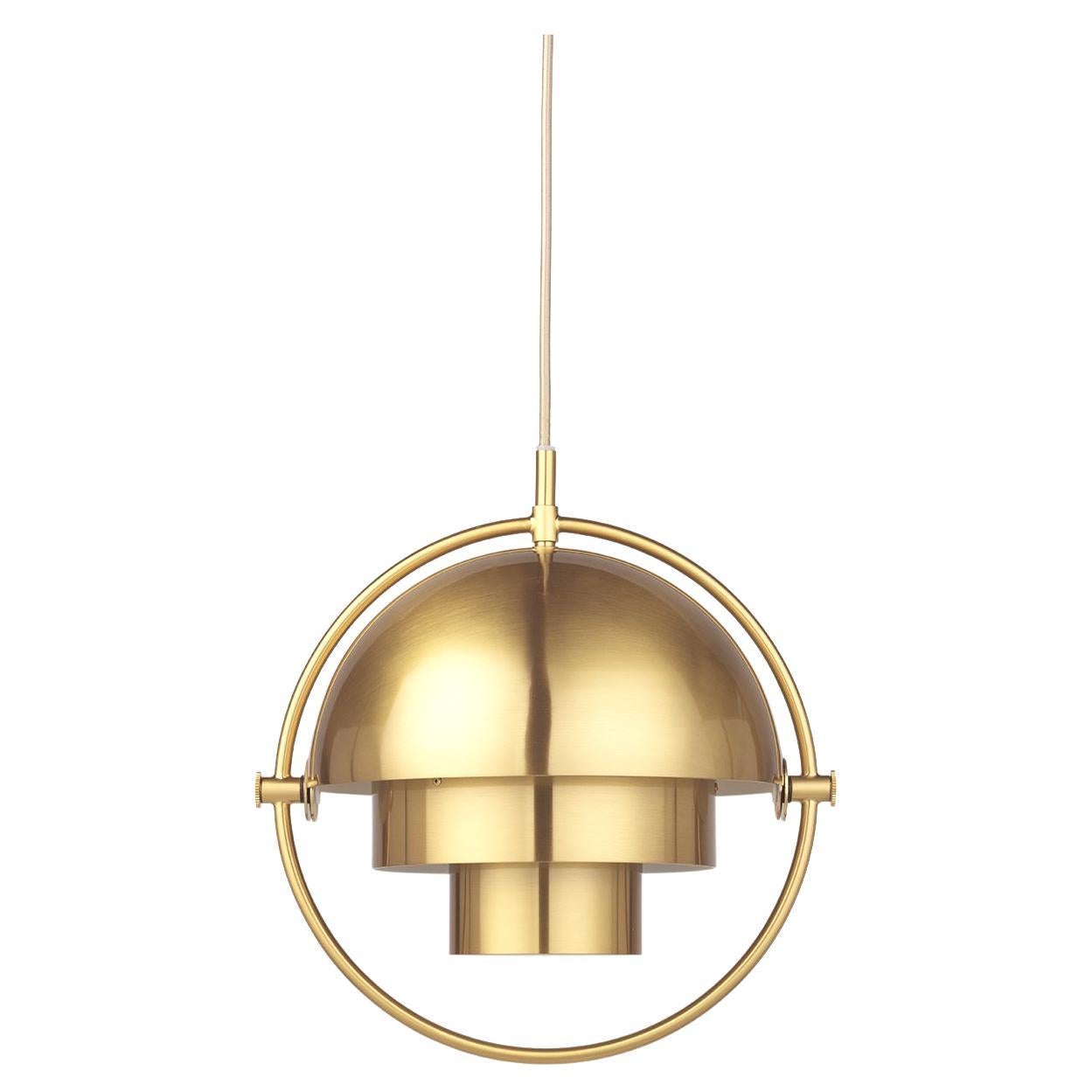 La suspension Multi-Lite s'inscrit dans l'âge d'or du design danois avec sa forme caractéristique de deux extérieurs opposés, des abat-jour mobiles qui permettent de créer une installation personnelle et une large gamme de valeurs d'éclairage dans