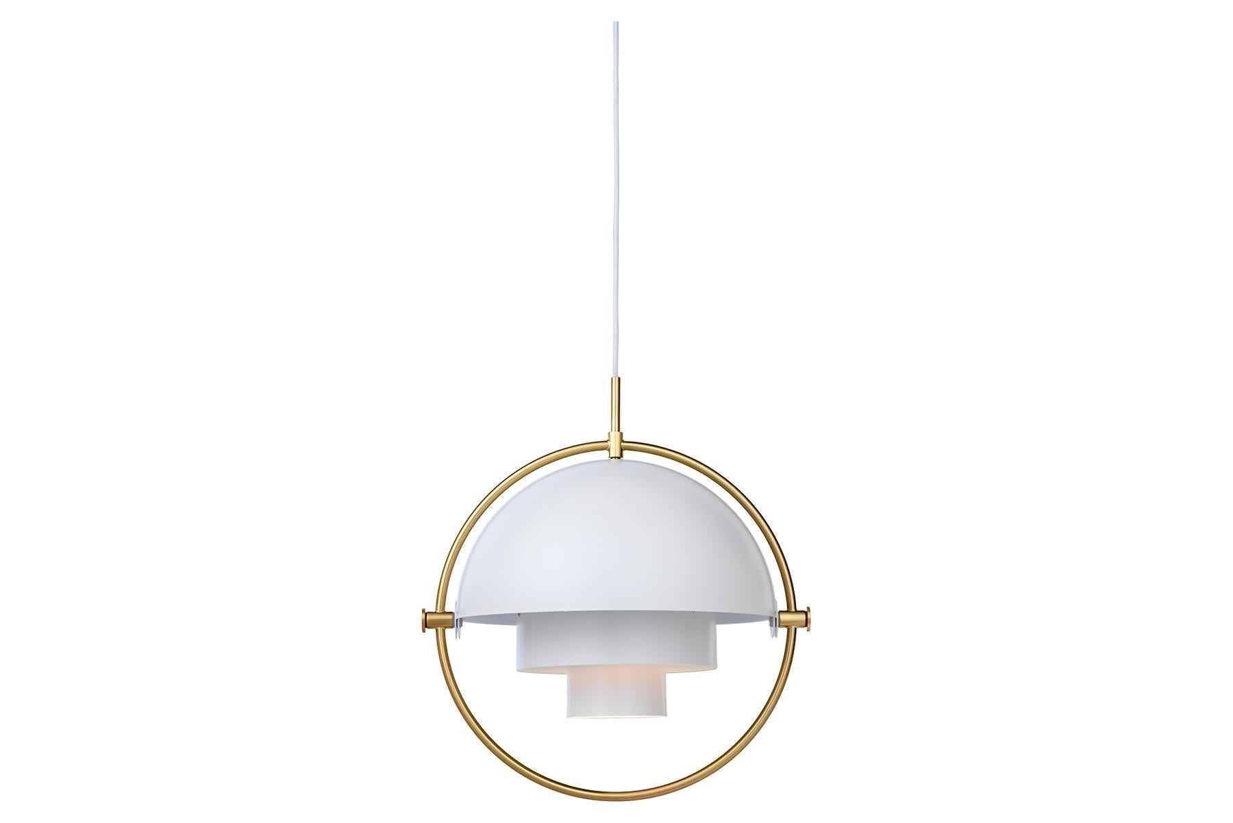 Die Multi-Lite Pendelleuchte erinnert an die goldene Ära des dänischen Designs mit ihrer charakteristischen Form zweier gegenüberliegender, beweglicher Schirme, die eine persönliche Installation und eine breite Palette von Beleuchtungswerten in