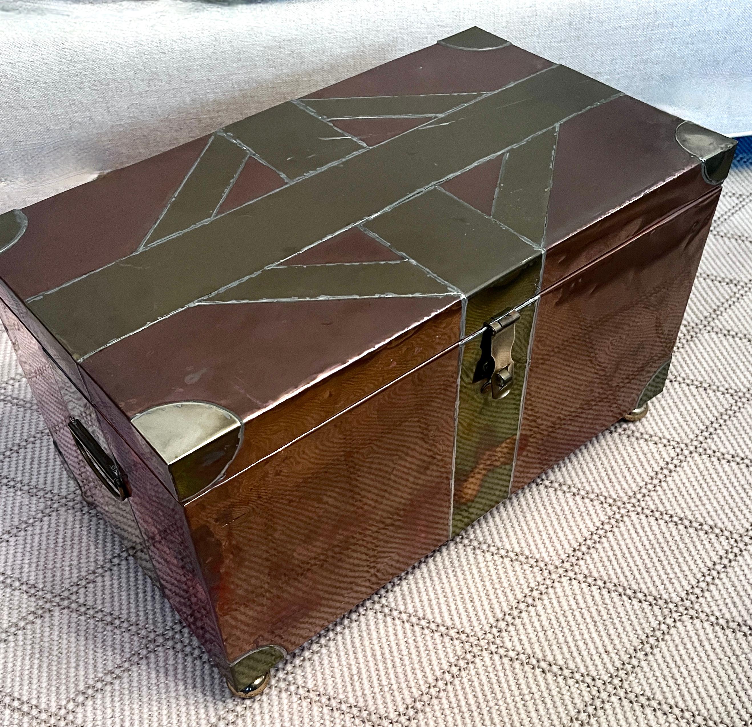 Handgefertigte Schachtel mit Scharnier aus mehreren Metallen, Messing und Kupfer im brutalistischen Stil mit Bun-Füßen im Angebot 6