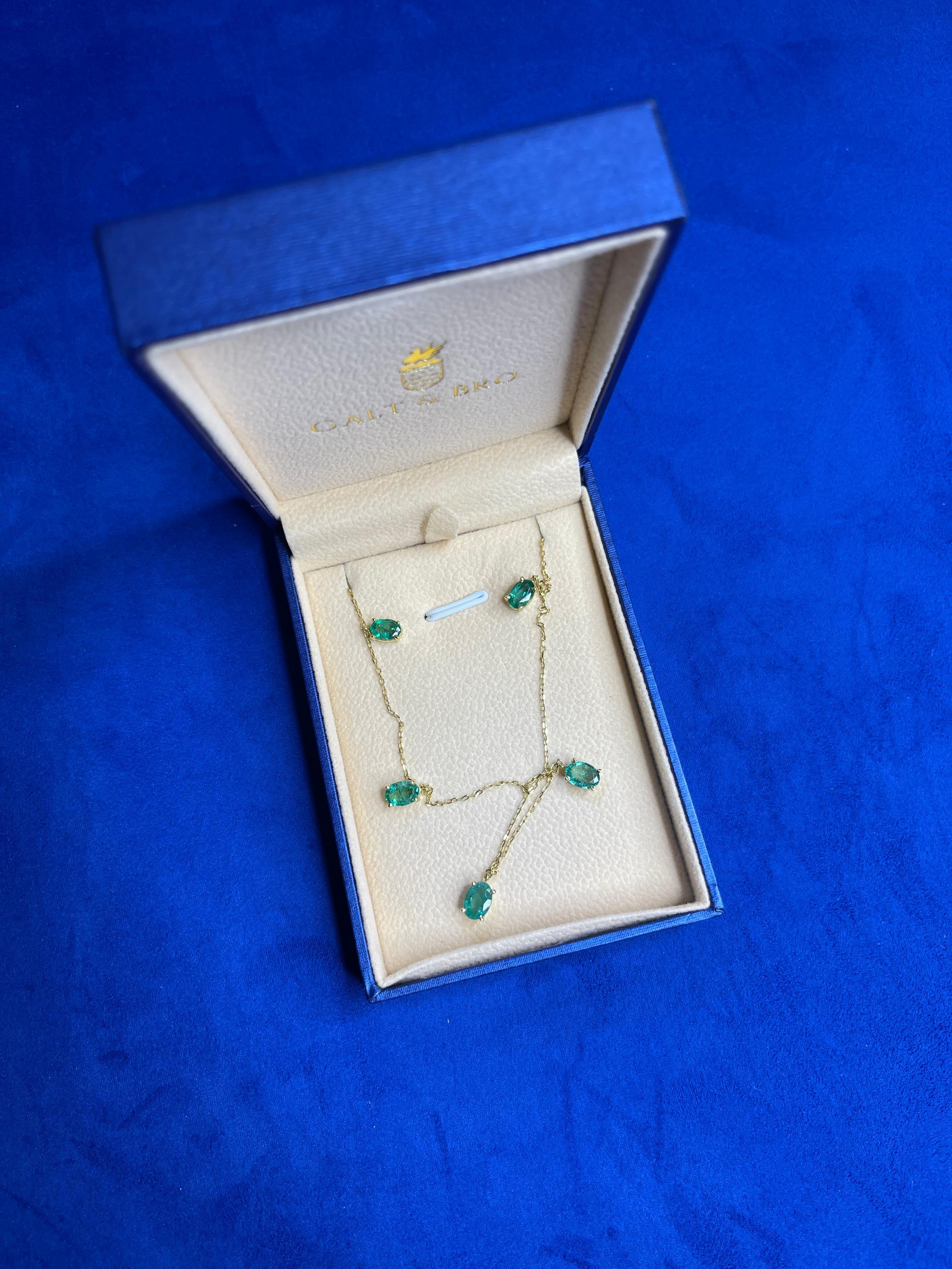Collier à plusieurs chaînes en or jaune 14 carats avec émeraude en forme de goutte de forme ovale en vente 1