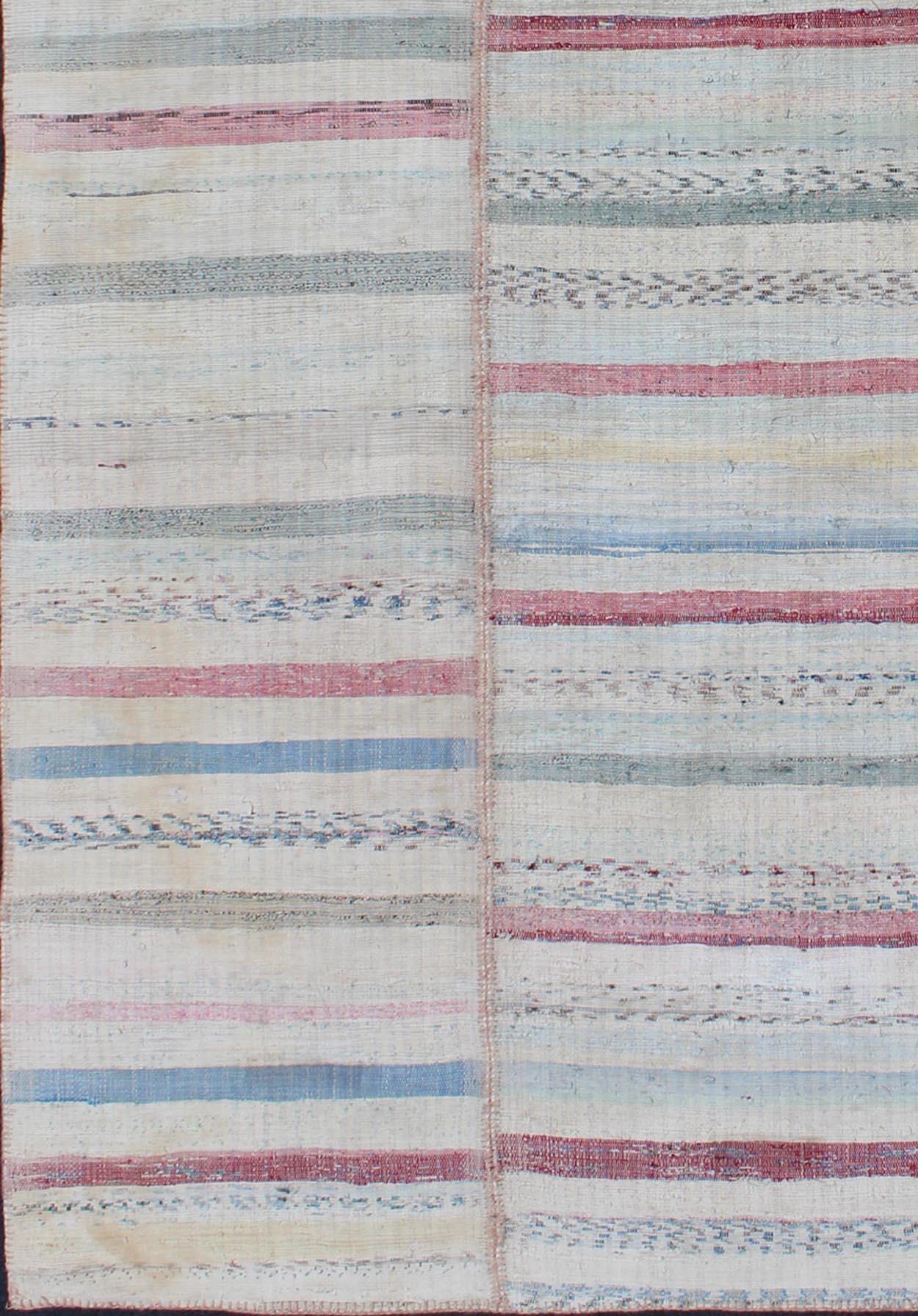 Türkischer Flachgewebe-Teppich im Vintage-Stil in Rosa, Blau, Grün und Creme mit mehreren Bahnen

Dieser mehrteilige, gestreifte Kelim ist ein Beispiel für den provinziellen Minimalismus, der sich einem moderneren Design angepasst hat. Einzelne