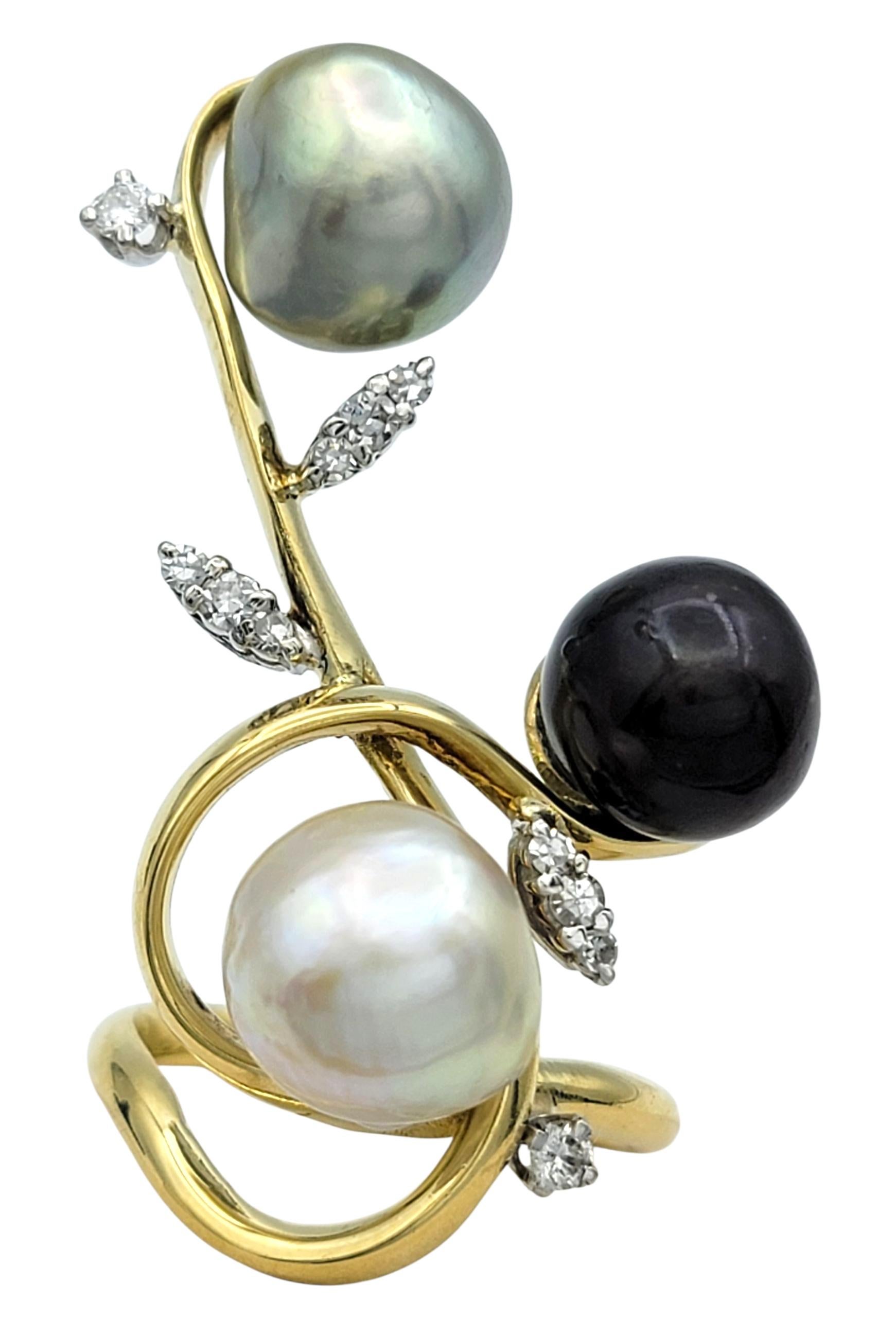 Cette élégante bague allie la beauté lumineuse des perles à l'éclat des diamants dans un gracieux design grimpant. Trois perles de culture aux teintes rose tendre, vert et violet profond créent un contraste saisissant, chacune brillant d'une