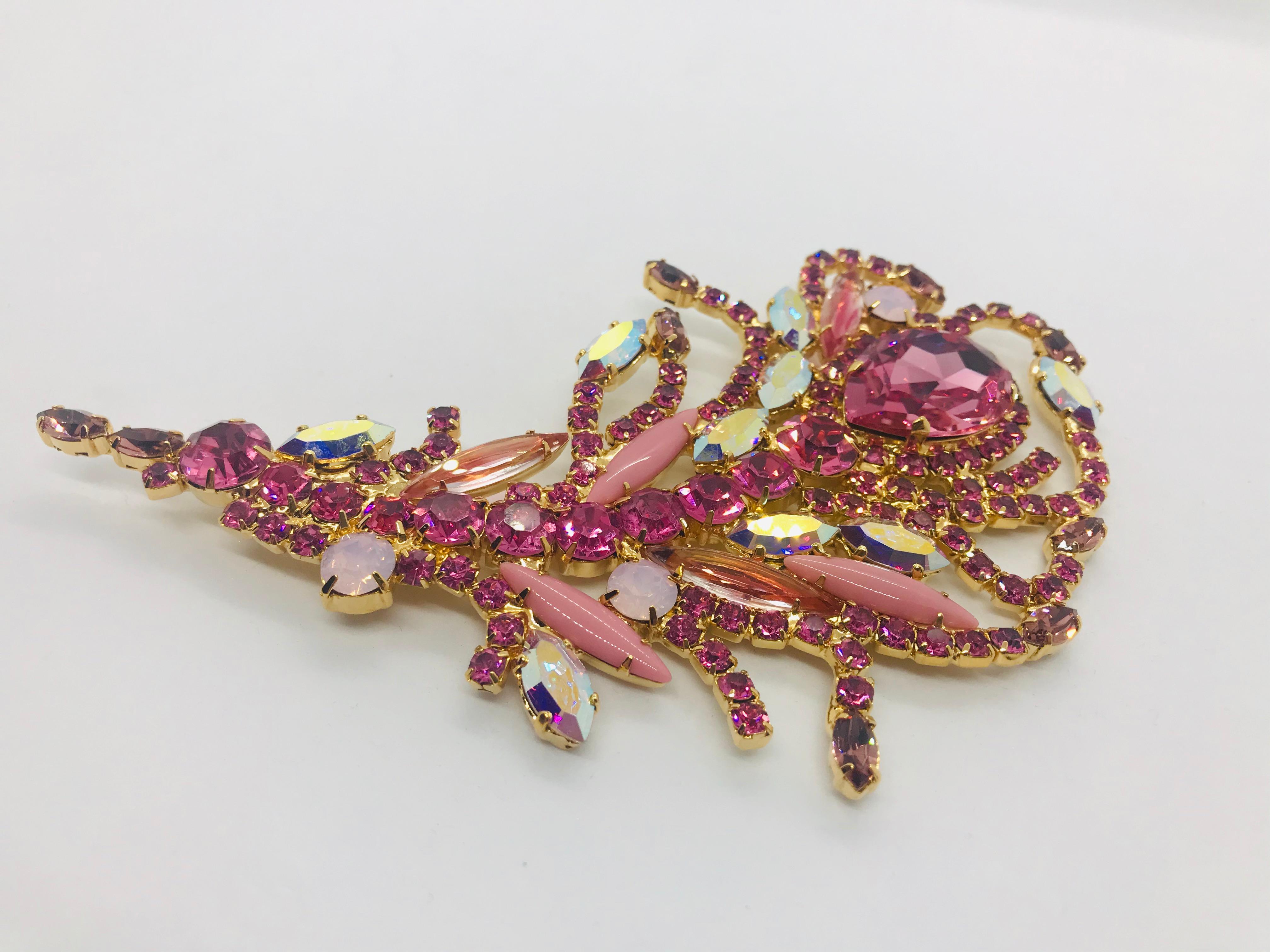 Feathers symbolize trust, strength, wisdom and freedom and we hope that our multi pink and aurora borealis vintage Swarovski feather brooch will remind you of these symbols when you wear it!  This brooch is a bold piece to add to your jewelry