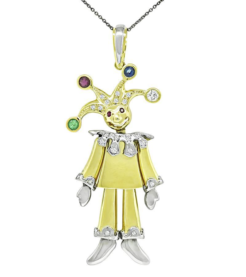 Si tratta di un affascinante ciondolo a forma di clown in oro giallo e bianco 18 carati. Il pendente è incastonato con diamanti a taglio rotondo, rubini, zaffiri e smeraldi. Il ciondolo misura 76 mm per 31,5 mm e pesa 24,2 grammi.
