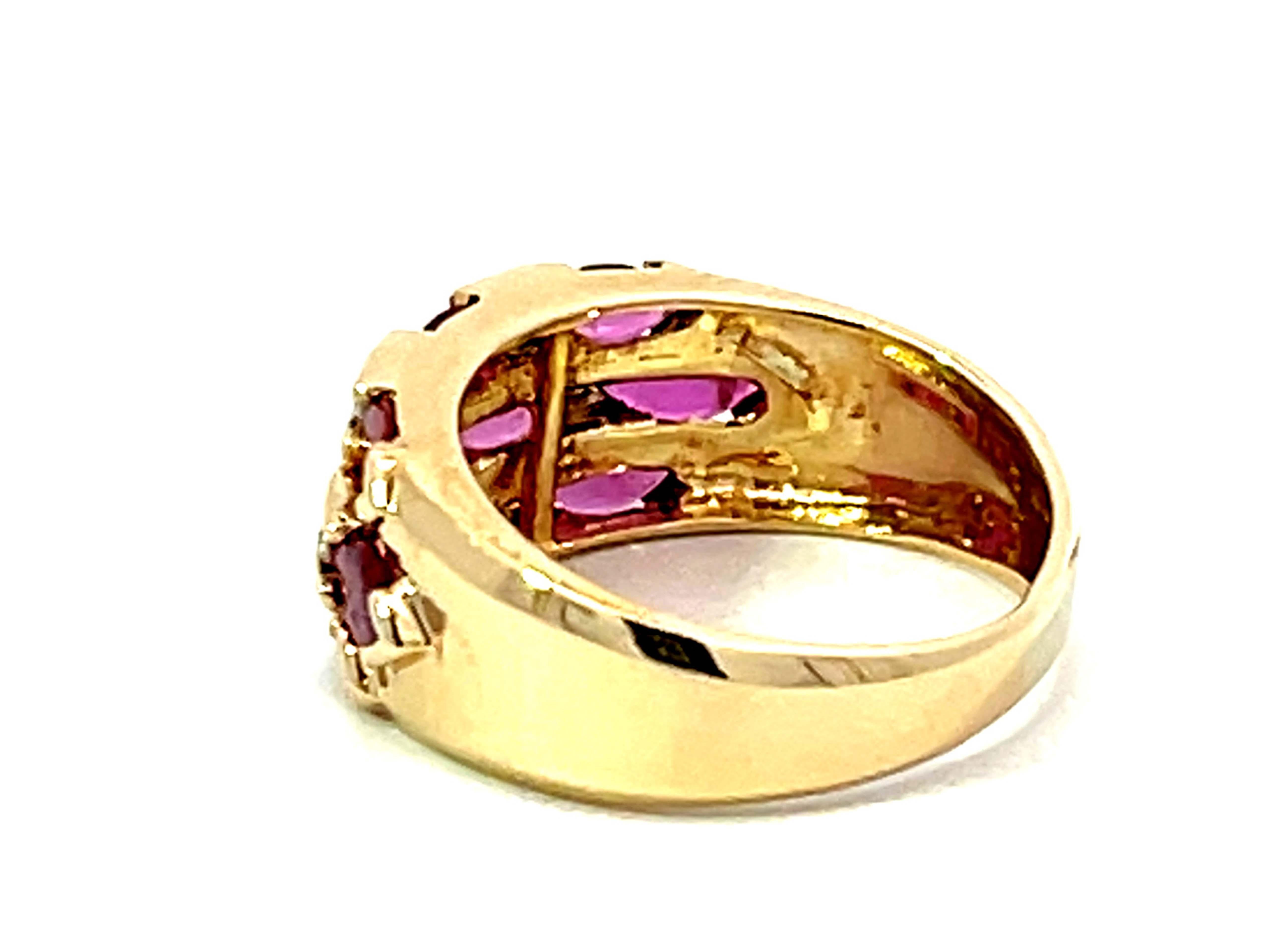 Donna Anello a fascia con più rubini rossi e diamanti in oro giallo 14k in vendita