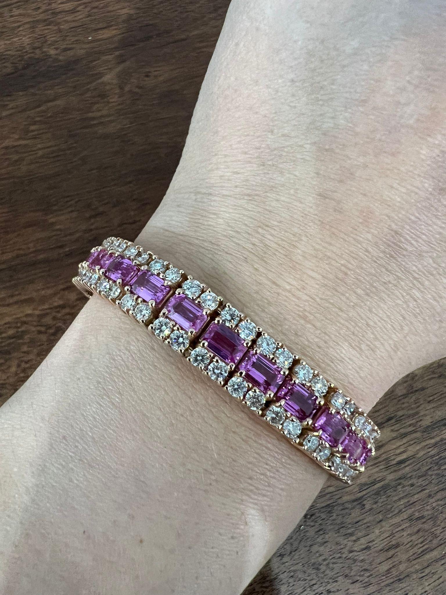 Mehrreihiges Armband mit 25,11 Karat rosa Saphir und Diamanten (Smaragdschliff) im Angebot