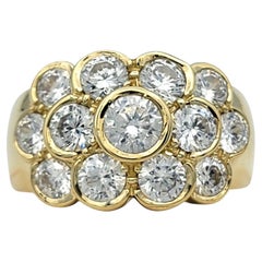 Anillo de oro amarillo de 14 quilates con diamantes redondos en bisel de varias filas