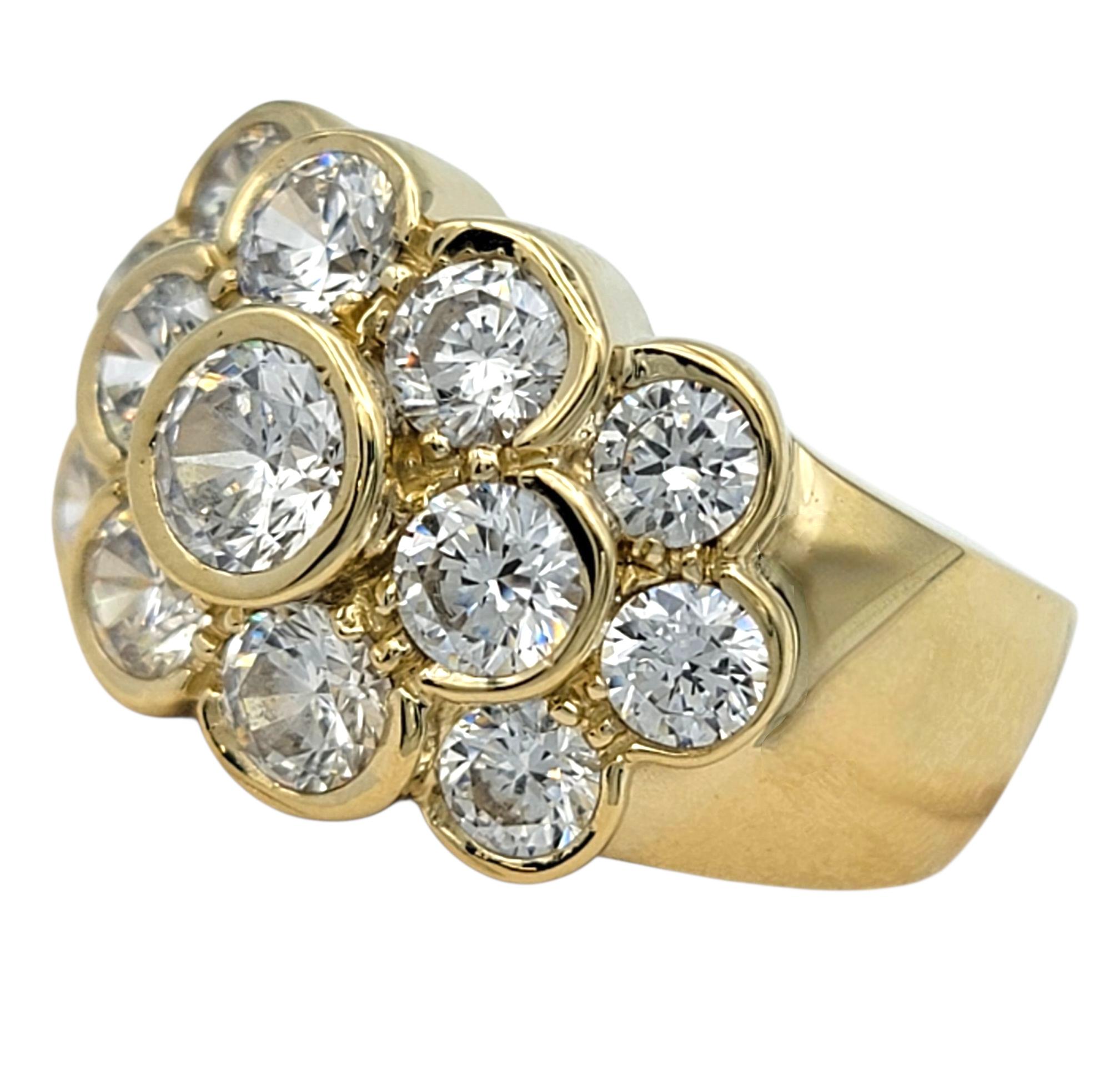 Taille ronde Bague en or jaune 14 carats à plusieurs rangs de diamants ronds sertis d'un chaton en vente