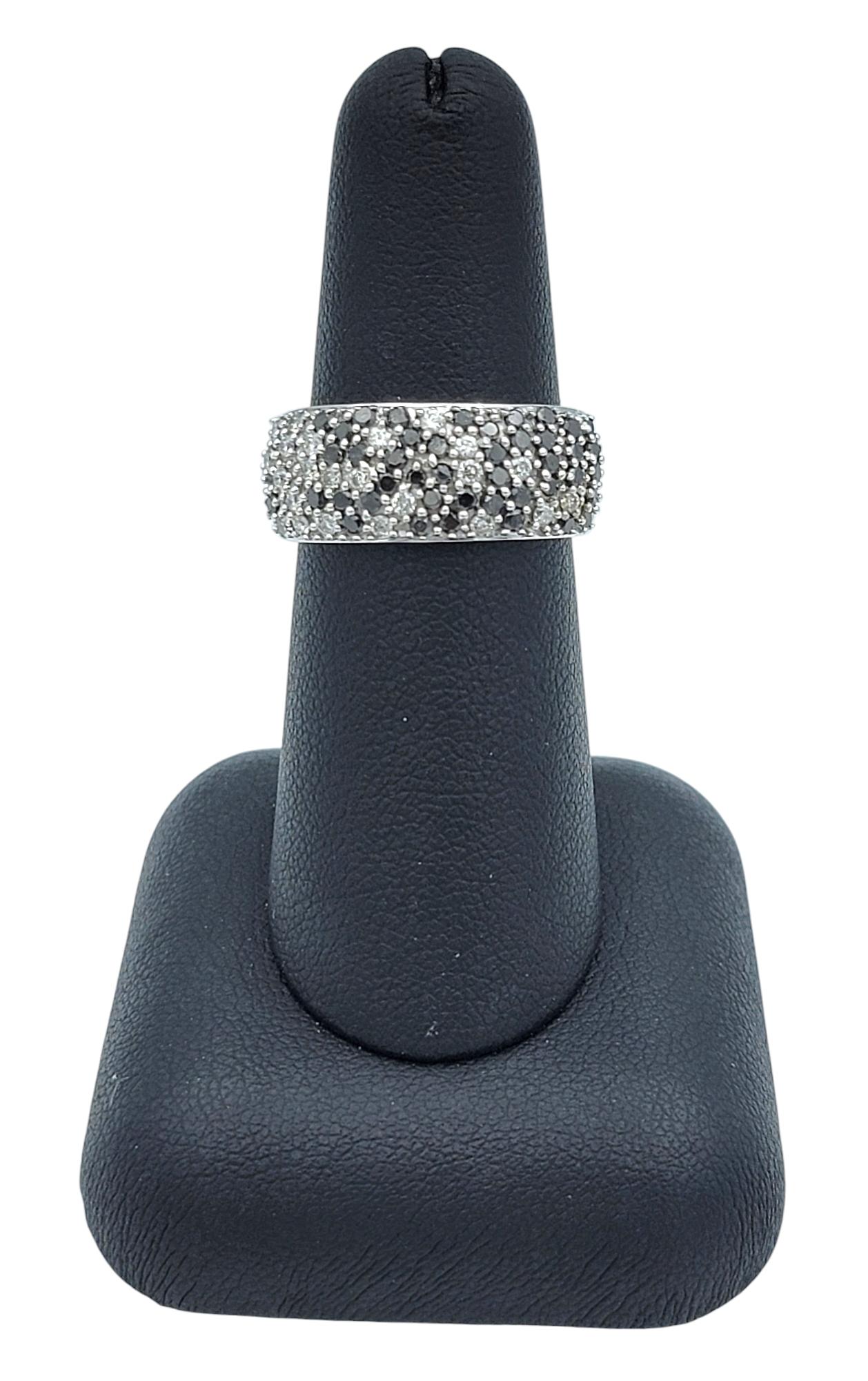 Anello a fascia con pavé di diamanti bianchi e neri a più file in oro bianco 14 carati in vendita 4