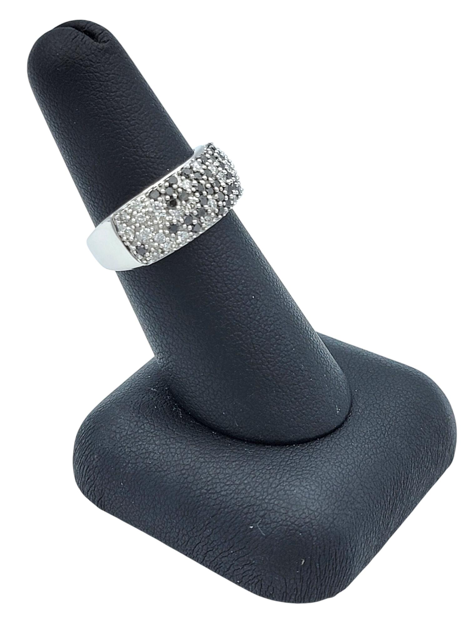 Anello a fascia con pavé di diamanti bianchi e neri a più file in oro bianco 14 carati in vendita 5