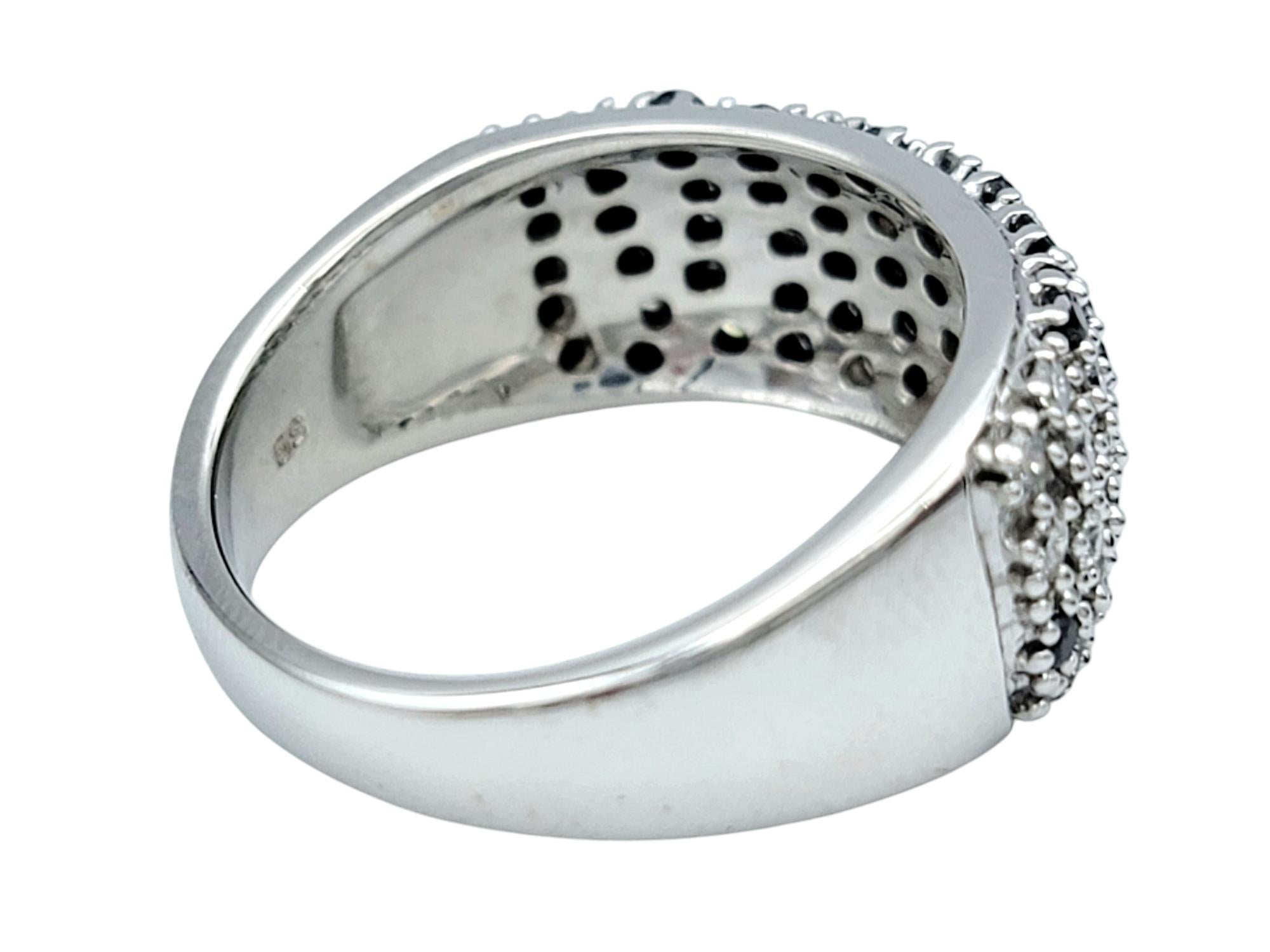 Anello a fascia con pavé di diamanti bianchi e neri a più file in oro bianco 14 carati In condizioni buone in vendita a Scottsdale, AZ