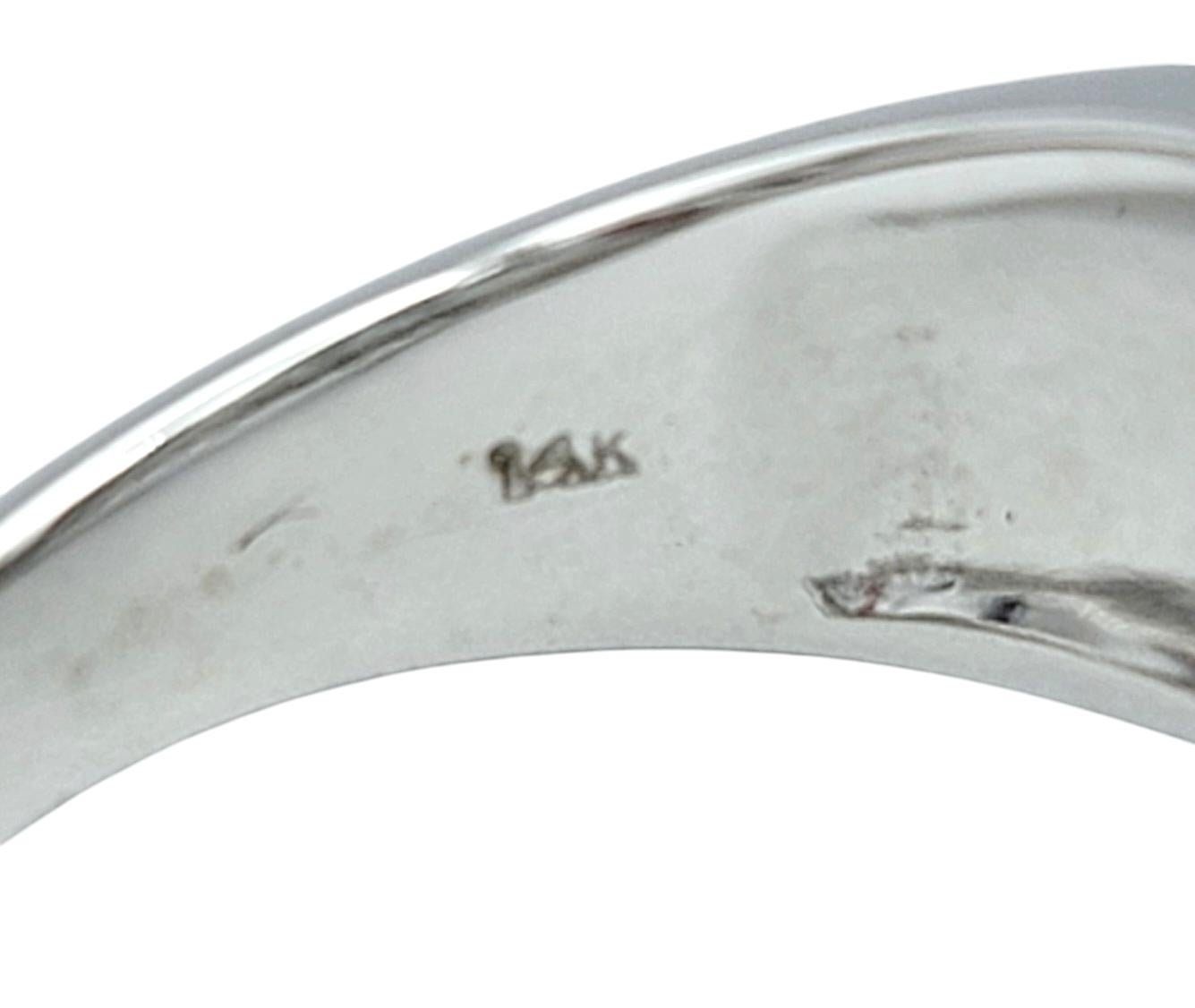 Anello a fascia con pavé di diamanti bianchi e neri a più file in oro bianco 14 carati in vendita 1