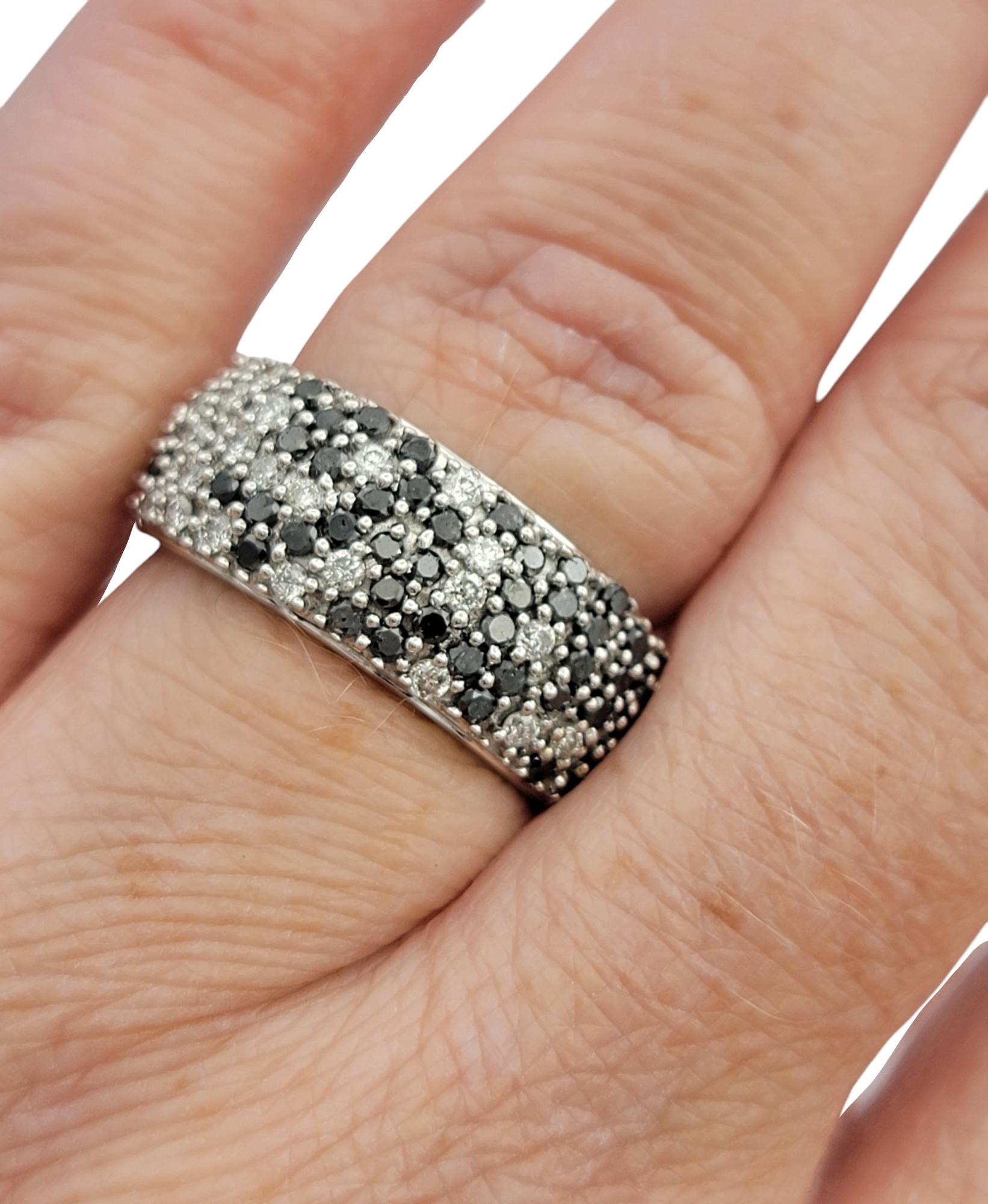 Anello a fascia con pavé di diamanti bianchi e neri a più file in oro bianco 14 carati in vendita 2