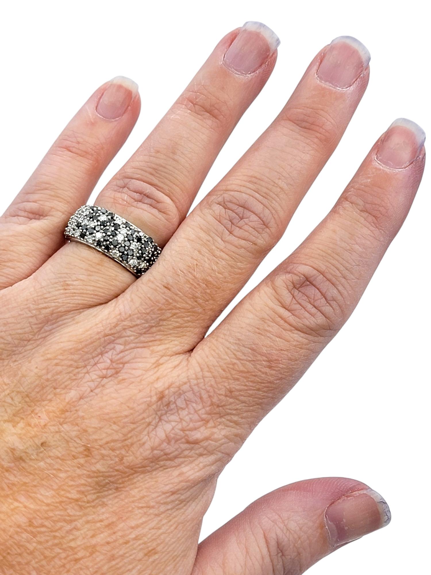Anello a fascia con pavé di diamanti bianchi e neri a più file in oro bianco 14 carati in vendita 3